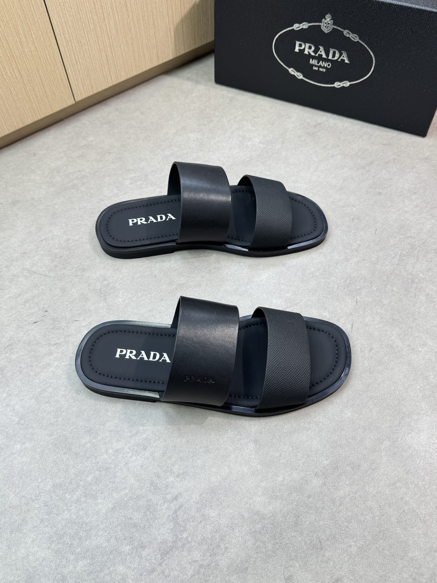 NO:346611,【PRADA】Prada - High-end quality Original single casual sandals - Upper Napa calfskin, palm print calfskin, handmade right oil-side craftsmanship - Inner silk cowhide - Outsole ultralight TPU water-top silk cowhide·rubber; Combined molding outsole - Ultra-high quality control·fine workmanship highlighted (high-end, noble, grade) -Size38-44 (45, custom made)·0135,,prada,prada,slippers,cowhide19860909【PRADA】普拉达 -高端品质 原单休闲凉拖鞋 -鞋面纳帕小牛皮、手掌纹小牛皮、手工右油边工艺 -内里丝绸牛皮 -大底超轻TPU水台包丝绸牛皮·橡胶；组合成型大底 -超高品控·做工精细凸显(高端·贵气·档次) -Size38-44（45,可订做)·0135,,prada,prada,slippers,cowhide,Men's shoes
