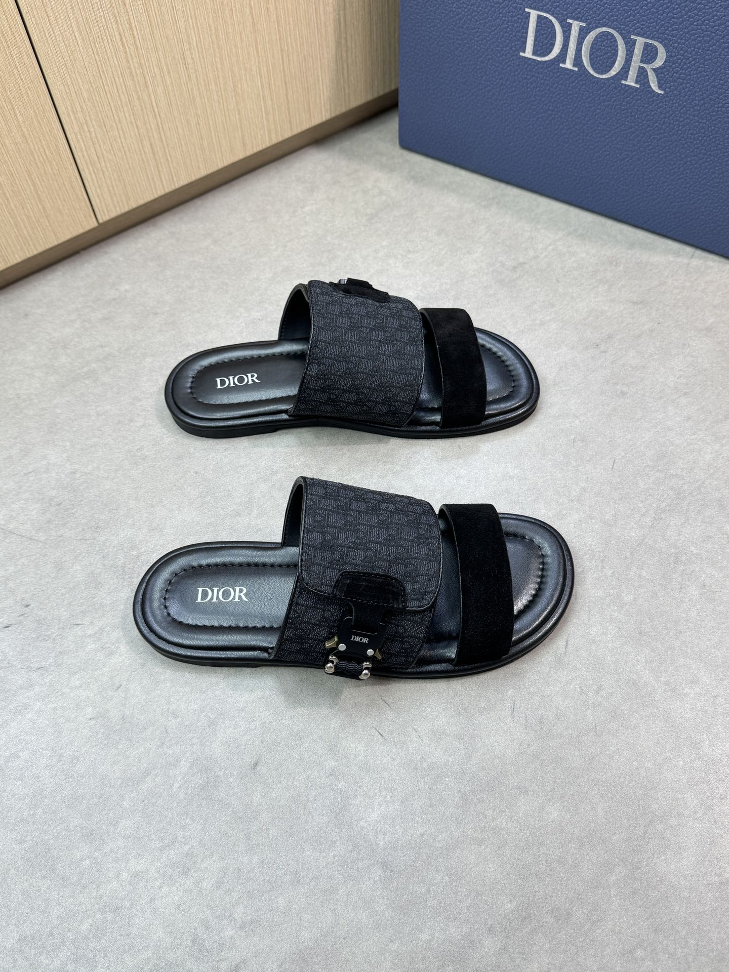 NO:346981,【Dior】Dior - High-end quality Original single casual sandals - Upper reverse fleece calfskin, brand totem cloth brand metal fastener - Inner water dyed calfskin - Outsole ultra-light TPU water table bag genuine leather·rubber; Combined molding outsole - Ultra-high quality control·fine workmanship highlighted (high-end, noble, grade) -Size39-44 (38,45, custom made)·DR0199,,dior,dior,slippers,cowhide19860909【Dior】迪奥 -高端品质 原单休闲凉拖鞋 -鞋面反绒小牛皮、品牌图腾布匹品牌金属扣件 -内里水染小牛皮 -大底超轻TPU水台包真皮·橡胶；组合成型大底 -超高品控·做工精细凸显(高端·贵气·档次) -Size39-44（38,45,可订做)·DR0199,,dior,dior,slippers,cowhide,Men's shoes