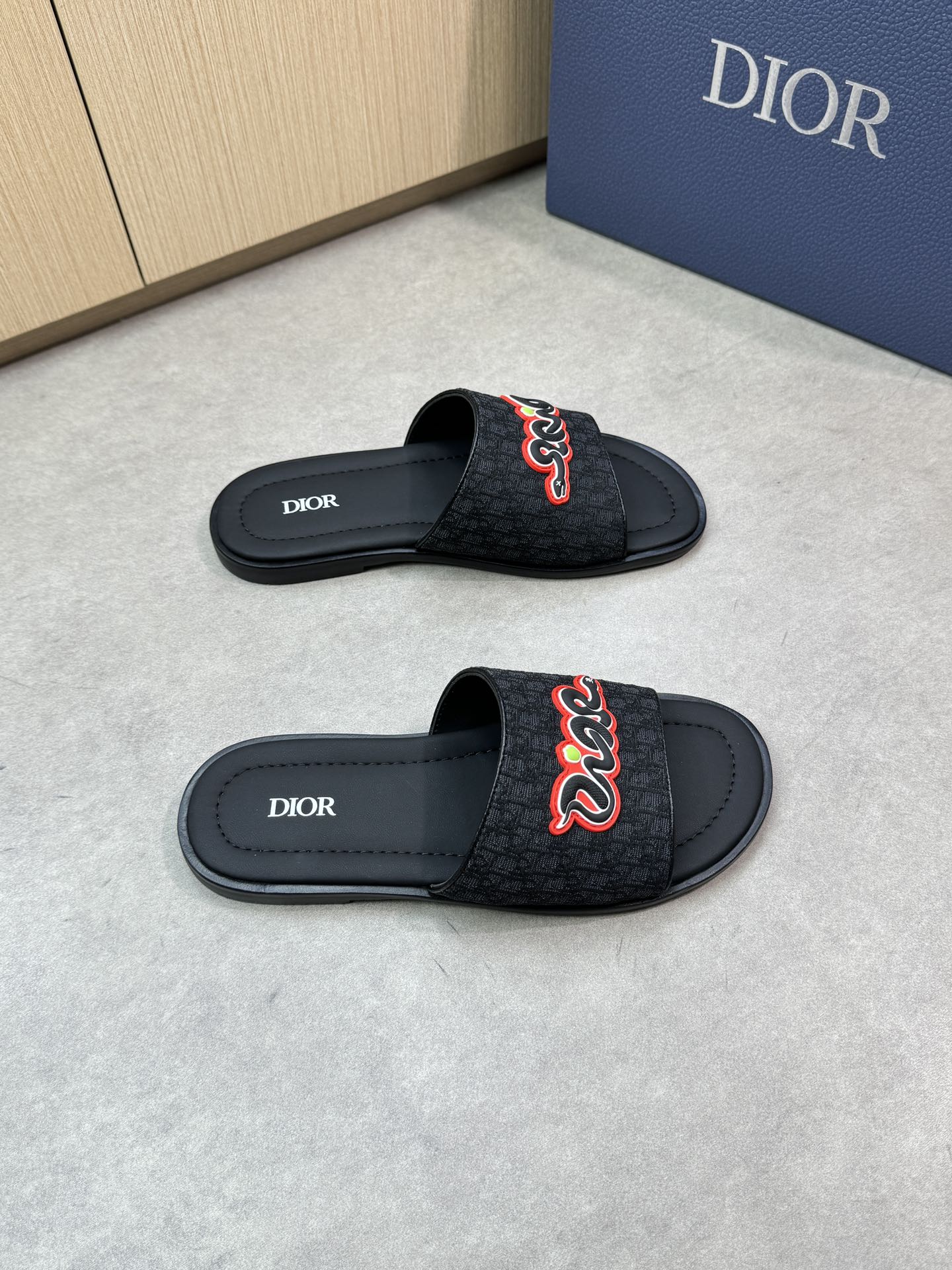 NO:346999,【Dior】Dior - High-end quality Original single casual sandals - Upper brand totem cloth. Car piping process, upper sewing brand plastic module - Inner water dyed calfskin - Outsole ultra-light TPU water table bag leather·rubber; Combined molding outsole - Ultra-high quality control·fine workmanship highlighting (high-end, noble, grade) - Size39-44 (38, 45, custom made)·DR0199,,dior,dior,slippers,cowhide19860909【Dior】迪奥 -高端品质 原单休闲凉拖鞋 -鞋面品牌图腾布匹.车滚边工艺、鞋面车缝品牌塑胶模块 -内里水染小牛皮 -大底超轻TPU水台包真皮·橡胶；组合成型大底 -超高品控·做工精细凸显(高端·贵气·档次) -Size39-44（38,45,可订做)·DR0199,,dior,dior,slippers,cowhide,Men's shoes