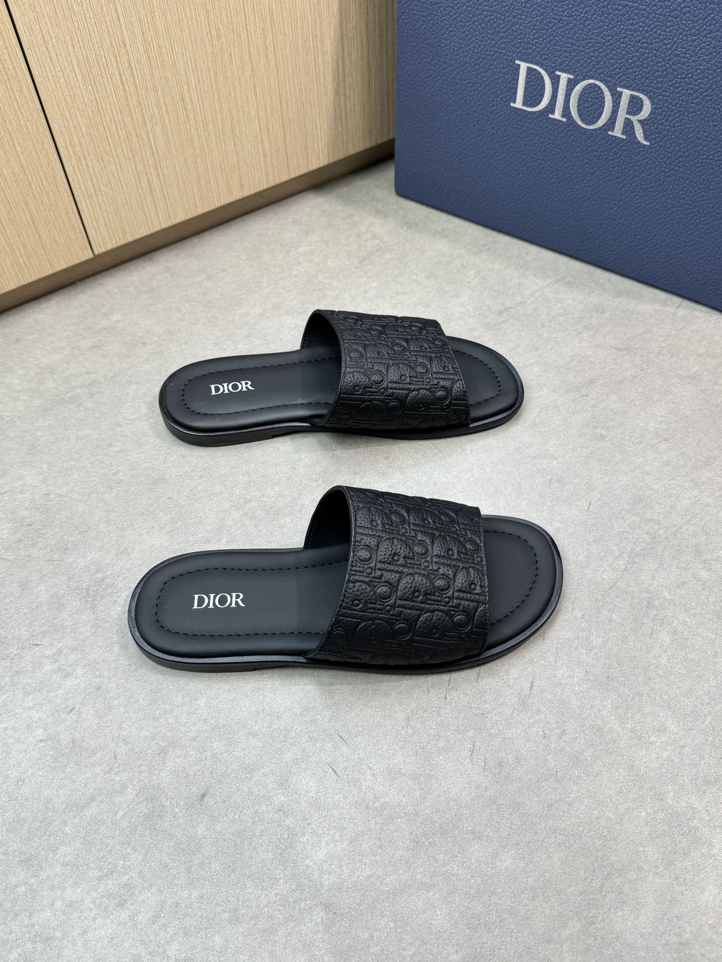 NO:347014,【Dior】Dior - High-end quality Original single casual sandals - Upper lying calfskin. Air compressor brand totem - Inner water dyed calfskin - Outsole ultra-light TPU water table bag genuine leather·rubber; Combined molding outsole - Ultra-high quality control·fine workmanship highlighted (high-end, noble, grade) -Size39-44 (38,45, custom made)·DR0199,,dior,dior,slippers,cowhide19860909【Dior】迪奥 -高端品质 原单休闲凉拖鞋 -鞋面荔纹小牛皮.空压品牌图腾 -内里水染小牛皮 -大底超轻TPU水台包真皮·橡胶；组合成型大底 -超高品控·做工精细凸显(高端·贵气·档次) -Size39-44（38,45,可订做)·DR0199,,dior,dior,slippers,cowhide,Men's shoes