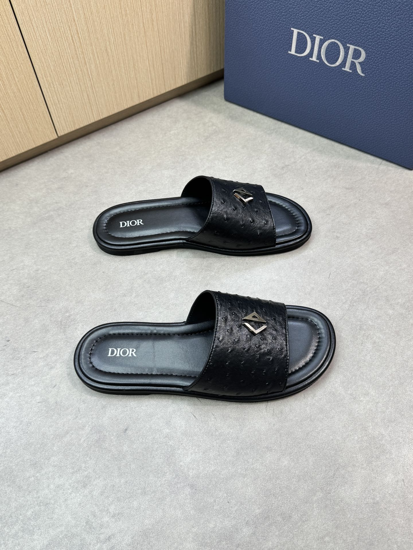 NO:347035,【Dior】Dior - High-end quality Original single casual sandals - Pearl pattern calfskin on the upper, brand metal fasteners - Water dye calfskin in the inner lining - Ultra-light TPU water table bag leather·rubber; Combined molding outsole - Ultra-high quality control·fine workmanship highlighted (high-end, noble, grade) -Size39-44 (38,45, custom made)·DR0199,,dior,dior,slippers,cowhide19860909【Dior】迪奥 -高端品质 原单休闲凉拖鞋 -鞋面珍珠纹小牛皮、品牌金属扣件 -内里水染小牛皮 -大底超轻TPU水台包真皮·橡胶；组合成型大底 -超高品控·做工精细凸显(高端·贵气·档次) -Size39-44（38,45,可订做)·DR0199,,dior,dior,slippers,cowhide,Men's shoes