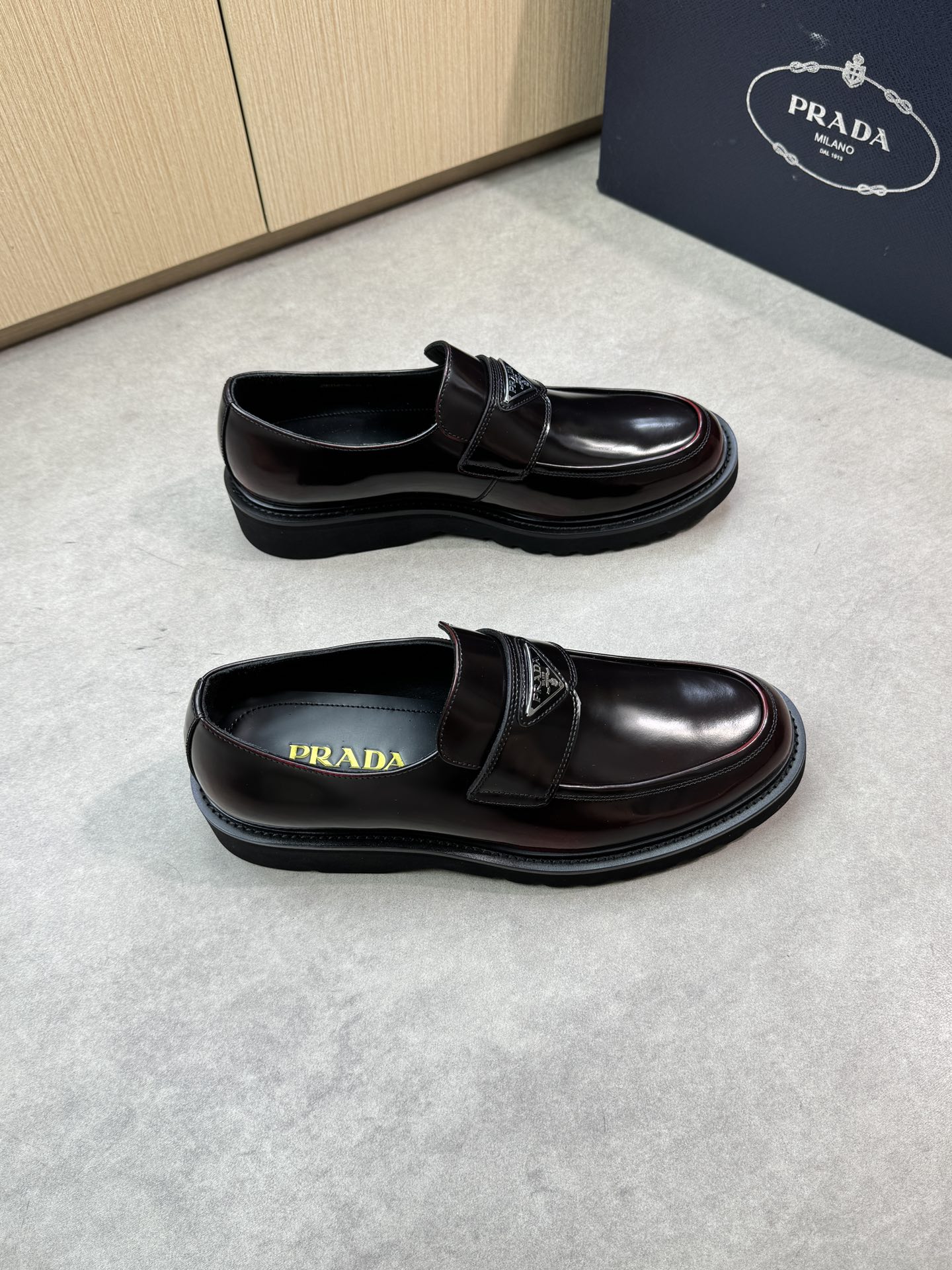 NO:355476,【PRADA】Prada - High-end quality Original single leather shoes - Imported edge beaded calfskin on the upper. Color rubbing process, shoe-dan anti-dark thread sewing, brand metal fastener horizontal decoration - Inner water dyed cowhide - Outsole ultra-light TPU foaming·rubber; Combined molding outsole - Ultra-high quality control·fine workmanship highlighted (high-end·noble·grade) -Size 39-44 (38,45, size can be customized)·PR0678,,prada,prada,cowhide19860909【 PRADA】普拉达 -高端品质 原单正装皮鞋 -鞋面进口开边珠小牛皮.擦色工艺、鞋丹反暗线车缝线、品牌金属扣件横担装饰 -内里水染牛皮 -大底超轻TPU发泡·橡胶；组合成型大底 -超高品控·做工精细凸显( 高端·贵气·档次 ) -Size 39-44（38,45,码可订做)·PR0678,,prada,prada,cowhide,Men's shoes