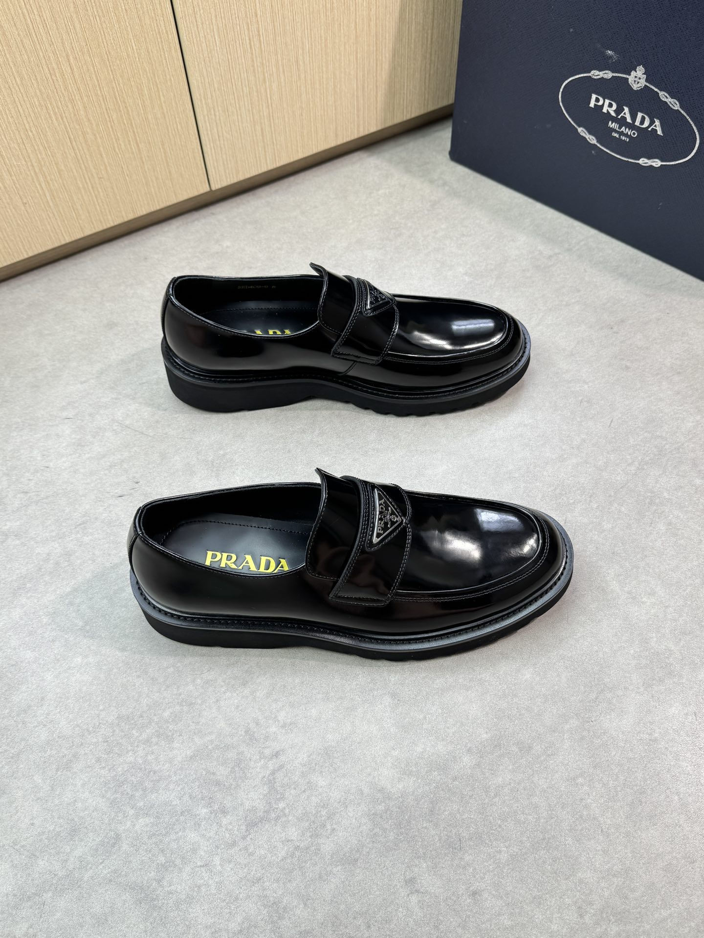 NO:355491,【PRADA】Prada - High-end quality Original single formal leather shoes - Imported upper edge beaded calfskin, shoe Dan reverse-dark thread, brand metal fastener horizontal decoration - Inner water dyed cowhide - Outsole ultra-light TPU foaming·rubber; Combined molding outsole - Ultra-high quality control·fine workmanship highlighted (high-end·noble·grade) -Size 39-44 (38,45, size can be customized)·PR0678,,prada,prada,cowhide19860909【 PRADA】普拉达 -高端品质 原单正装皮鞋 -鞋面进口开边珠小牛皮、鞋丹反暗线车缝线、品牌金属扣件横担装饰 -内里水染牛皮 -大底超轻TPU发泡·橡胶；组合成型大底 -超高品控·做工精细凸显( 高端·贵气·档次 ) -Size 39-44（38,45,码可订做)·PR0678,,prada,prada,cowhide,Men's shoes