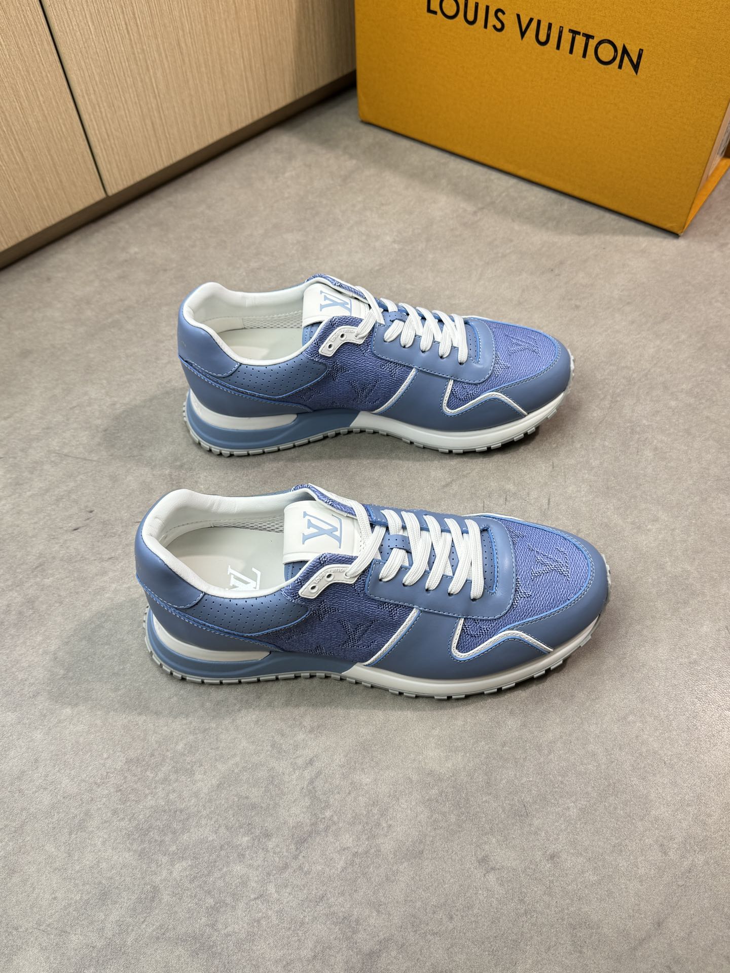 NO:348051,【Louis Vuitton】Louis Vuitton - High-end quality Original single casual sneakers - Upper Napa calfskin, brand totem pvc leather, tongue. Heel; Silk-print brand logo - Inner water dyed cowhide - Outsole ultra-light TPU. Rubber foam; Combination molded outsole - Ultra-high quality control · Fine workmanship highlighted (high-end · noble · grade) -Size 39-44 (38, 45, custom made)·L0146,,louis vuitton,louis vuitton,sneakers,cowhide19860909【Louis Vuitton】路易威登 -高端品质 原单休闲运动鞋 -鞋面纳帕小牛皮、品牌图腾pvc皮料、鞋舌.后跟；丝印品牌logo -内里水染牛皮 -大底超轻TPU.橡胶发泡; 组合成型大底 -超高品控·做工精细凸显(高端·贵气·档次) -Size 39-44（38,45,可订做)·L0146,,louis vuitton,louis vuitton,sneakers,cowhide,Men's shoes