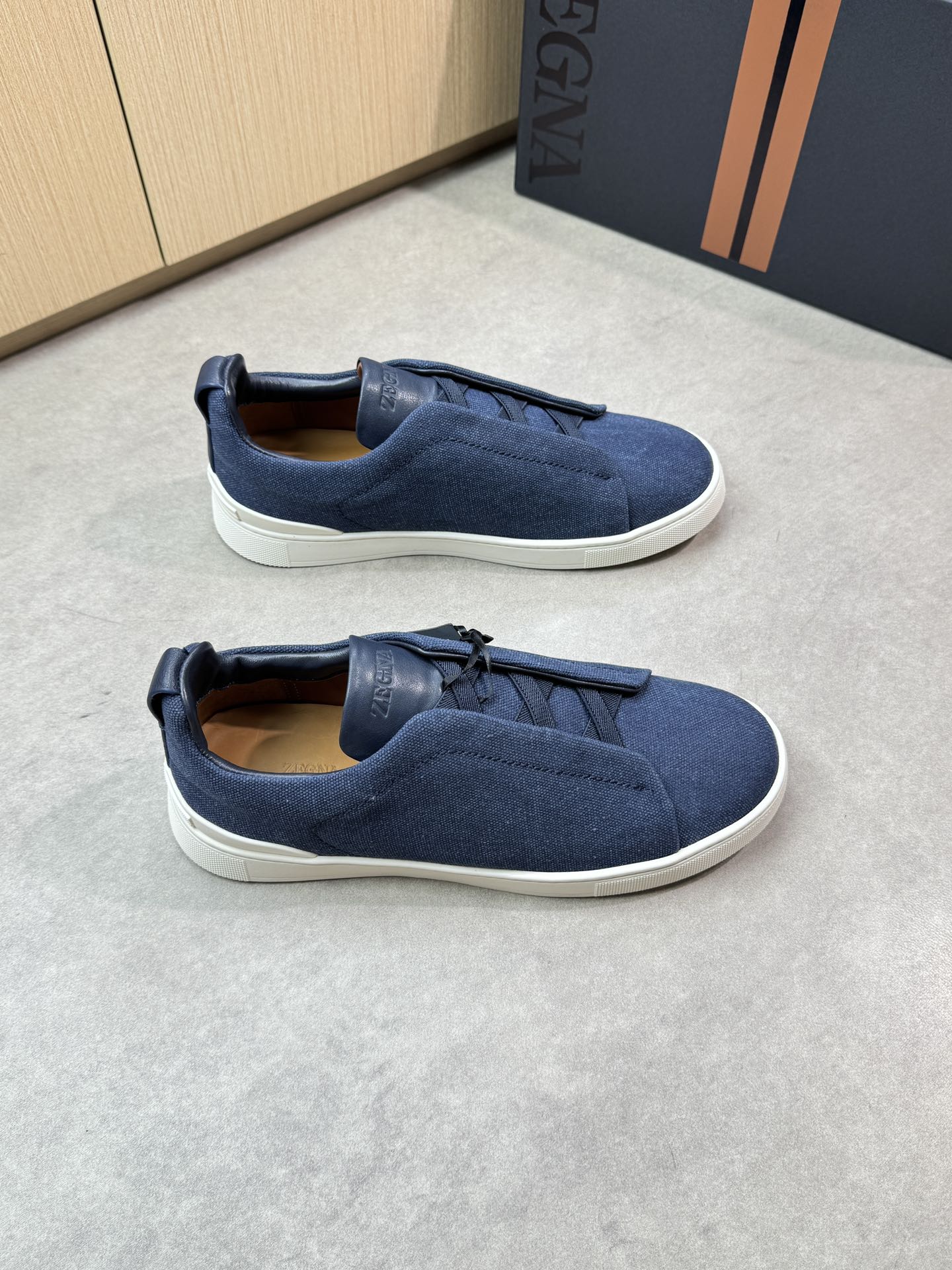 NO:348078,【Zegna】Jenia - High-end quality Original single casual sports shoes - Original Napa calfskin, brand denim canvas, shoe tongue air compressor brand logo, lazy wear and remove elastic band - Inner water dye cowhide - Outsole ultra-light TPR·Rubber molded outsole - Ultra-high quality control·fine workmanship highlight (high-end, noble, grade) -Size: 39-44 (38, 45, 46, custom made)·Z0112,,zegna,cowhide19860909【Zegna】杰尼亚 -高端品质 原单休闲运动板鞋 -原版纳帕小牛皮、品牌牛仔帆布、鞋舌空压品牌logo、懒人穿脱松紧带 -内里水染牛皮 -大底超轻TPR·橡胶成型大底 -超高品控·做工精细凸显(高端·贵气·档次) -Size: 39-44（38,45,46,可订做)·Z0112,,zegna,cowhide,Men's shoes