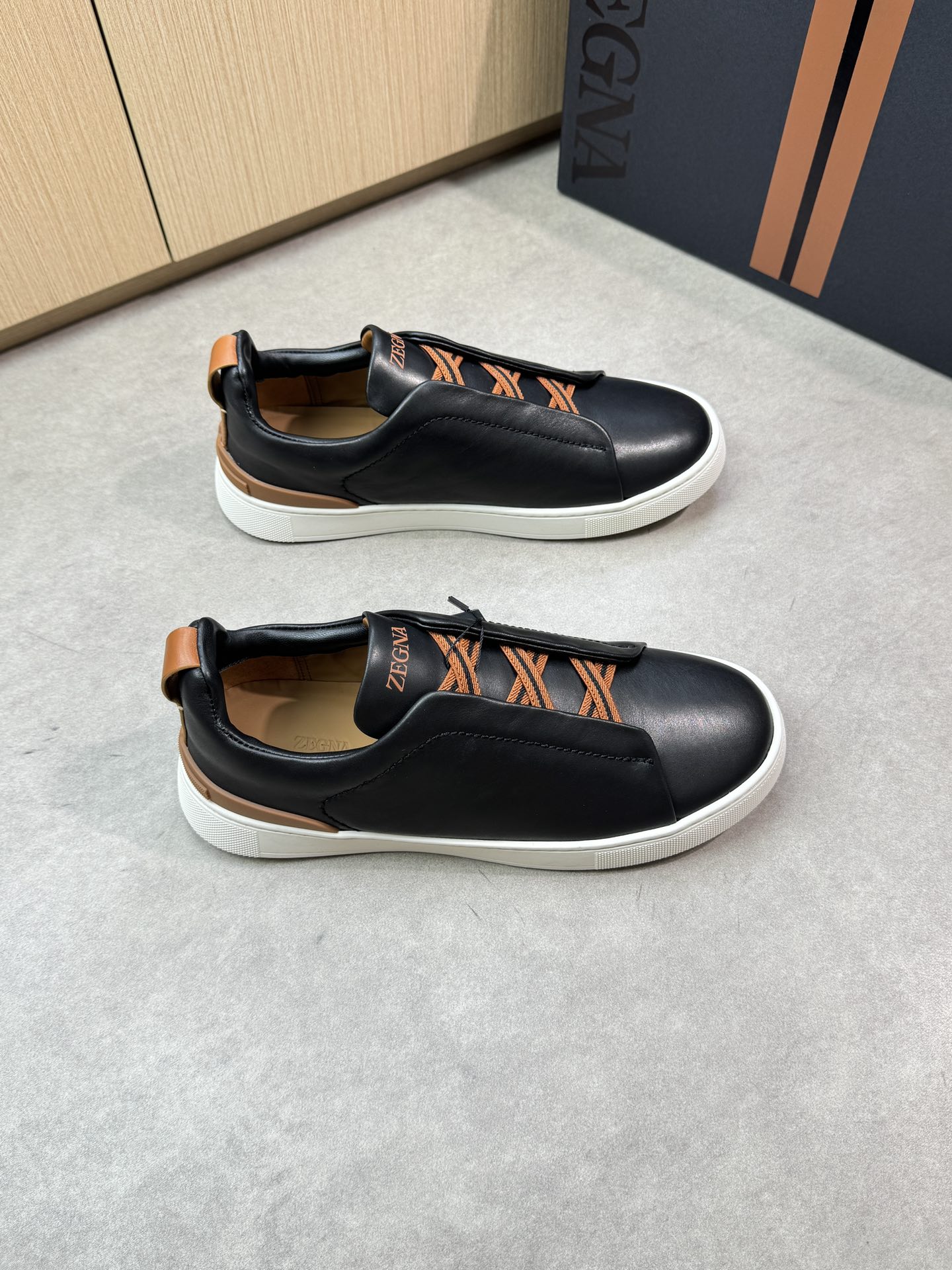 NO:348145,【Zegna】Jenia - High-end quality Original single casual sports shoes - Upper original Napa calfskin, shoe tongue air compressor brand logo, lazy wear and remove elastic band - Inner water dye cowhide - Outsole ultra-light TPR·Rubber molded outsole - Ultra-high quality control·fine workmanship highlighted (high-end, noble, grade) -Size: 39-44 (38, 45, 46, custom made)·Z0112,,zegna,cowhide19860909【Zegna】杰尼亚 -高端品质 原单休闲运动板鞋 -鞋面原版纳帕小牛皮、鞋舌空压品牌logo、懒人穿脱松紧带 -内里水染牛皮 -大底超轻TPR·橡胶成型大底 -超高品控·做工精细凸显(高端·贵气·档次) -Size: 39-44（38,45,46,可订做)·Z0112,,zegna,cowhide,Men's shoes