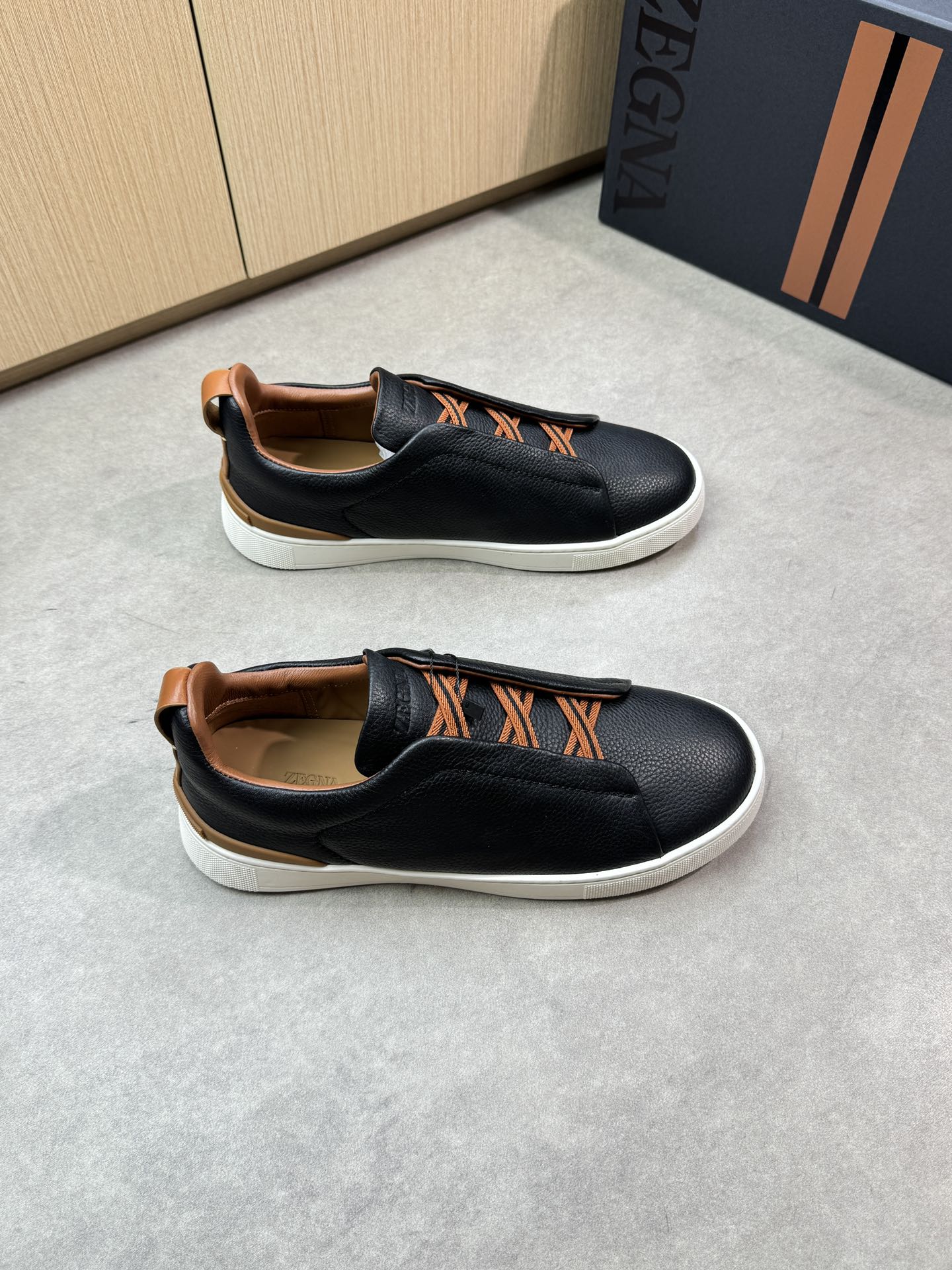 NO:347958,【Zegna】Jenia - High-end quality Original single casual sports shoes - original upper lyre pattern calfskin, shoe tongue air compressor brand logo, lazy wear and remove elastic band - water dye cowhide inside - ultra-light TPR·rubber molded outsole - ultra-high quality control·fine workmanship highlighted (high-end·noble·grade) -Size: 39-44 (38,45,46, custom made)·Z0112,,zegna,cowhide19860909【Zegna】杰尼亚 -高端品质 原单休闲运动板鞋 -鞋面原版荔纹小牛皮、鞋舌空压品牌logo、懒人穿脱松紧带 -内里水染牛皮 -大底超轻TPR·橡胶成型大底 -超高品控·做工精细凸显(高端·贵气·档次) -Size: 39-44（38,45,46,可订做)·Z0112,,zegna,cowhide,Men's shoes