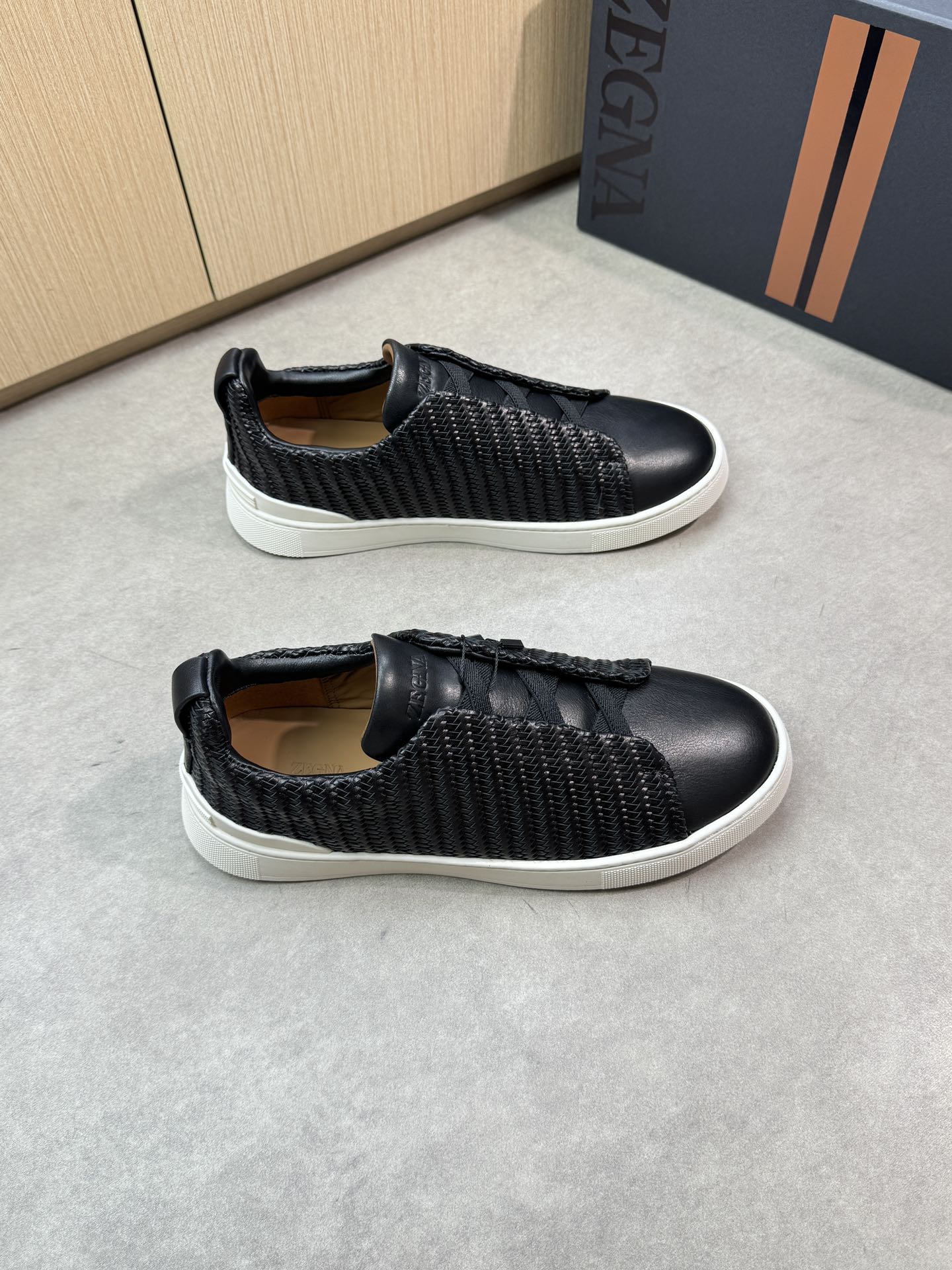 NO:347976,【Zegna】Jenia - High-end quality Original single casual sports shoes - Upper original Napa calfskin, woven calfskin, shoe tongue air compressor brand logo, lazy wear and remove elastic band - Inner water dye cowhide - Outsole ultra-light TPR·Rubber molded outsole - Ultra-high quality control·fine workmanship highlight (high-end·noble·grade) -Size: 39-44 (38,45,46, custom made)·Z0112,,zegna,cowhide19860909【Zegna】杰尼亚 -高端品质 原单休闲运动板鞋 -鞋面原版纳帕小牛皮、编织小牛皮、鞋舌空压品牌logo、懒人穿脱松紧带 -内里水染牛皮 -大底超轻TPR·橡胶成型大底 -超高品控·做工精细凸显(高端·贵气·档次) -Size: 39-44（38,45,46,可订做)·Z0112,,zegna,cowhide,Men's shoes