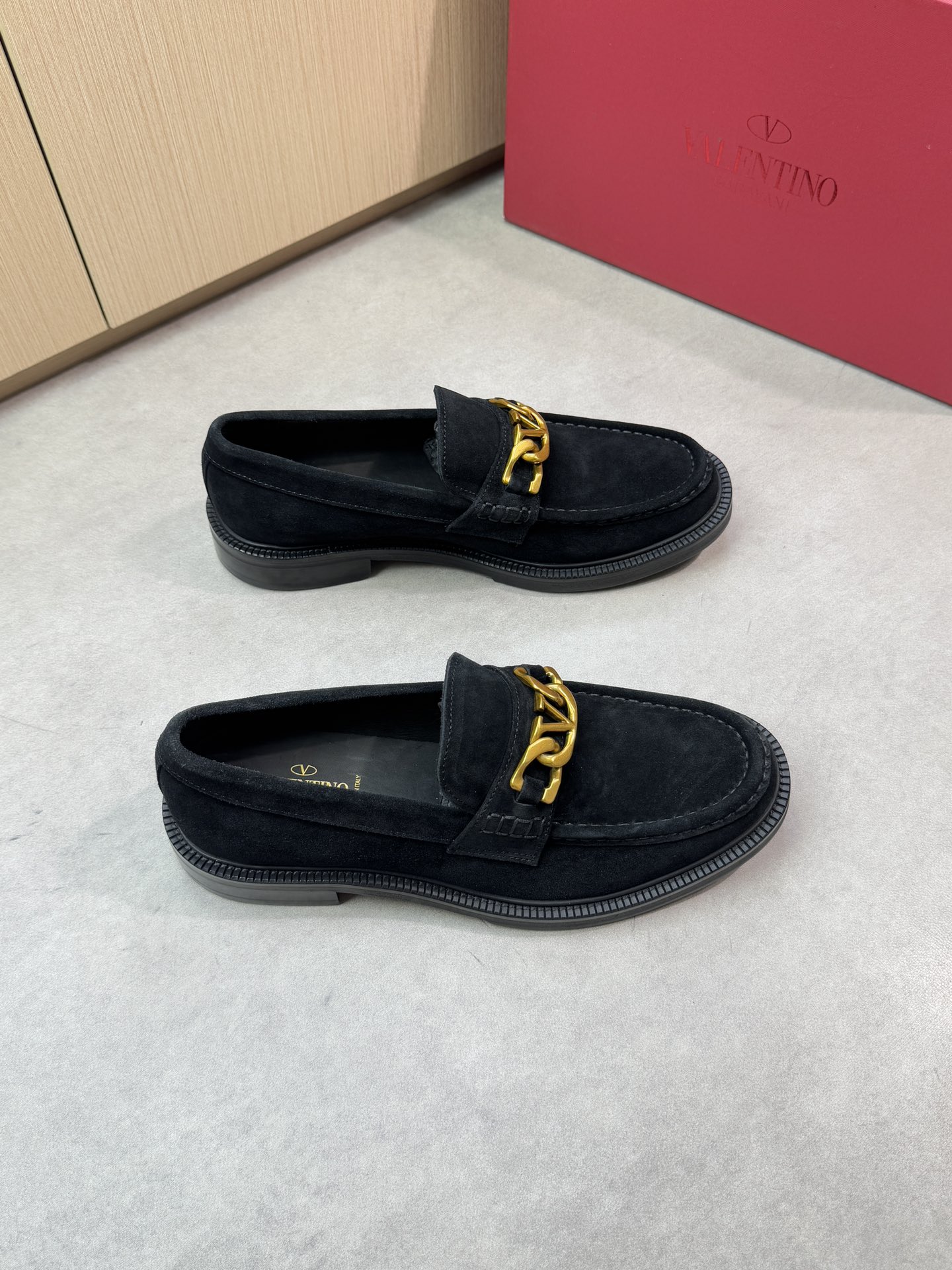 NO:348503,【VALENTINO】Valentino - High-end quality·Original single formal leather shoes - Imported back-velvet calfskin on the upper, hand-stitched shoe-decoration of the shoe, brand metal fastener - Inner water dyed cowhide - Outsole ultra-light leather·rubber·combined molded leather outsole - Ultra-high quality control·fine workmanship highlights (high-end·noble·grade) -Size 38-44 (45, custom made)·0185,,valentino,valentino,cowhide,Leather soles19860909【 VALENTINO】华伦天奴 -高端品质·原单正装皮鞋 -鞋面进口反绒小牛皮、鞋丹手工串缝马克线、品牌金属扣件横担装饰 -内里水染牛皮 -大底超轻真皮·橡胶·组合成型真皮大底 -超高品控·做工精细凸显(高端·贵气·档次) -Size 38-44（45,可订做)·0185,,valentino,valentino,cowhide,Leather soles,Men's shoes