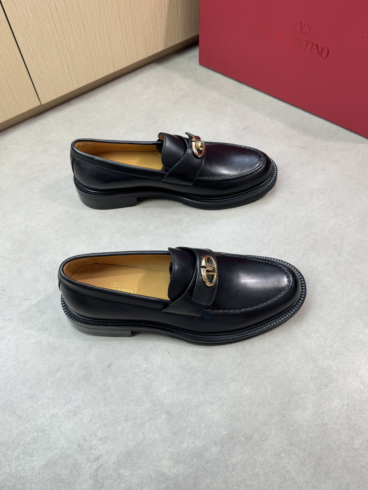 NO:348518,【VALENTINO】Valentino - High-end quality·Original formal leather shoes - Imported upper Napa calfskin, shoe Dan hand-stitched mark thread, brand metal fastener horizontal decoration - Inner water dyed cowhide - Outsole ultra-light leather·rubber·combined molded leather outsole - Ultra-high quality control·fine workmanship highlighted (high-end·noble·grade) -Size 38-44 (45, custom made)·0185,,valentino,valentino,cowhide,Leather soles19860909【 VALENTINO】华伦天奴 -高端品质·原单正装皮鞋 -鞋面进口纳帕小牛皮、鞋丹手工串缝马克线、品牌金属扣件横担装饰 -内里水染牛皮 -大底超轻真皮·橡胶·组合成型真皮大底 -超高品控·做工精细凸显(高端·贵气·档次) -Size 38-44（45,可订做)·0185,,valentino,valentino,cowhide,Leather soles,Men's shoes