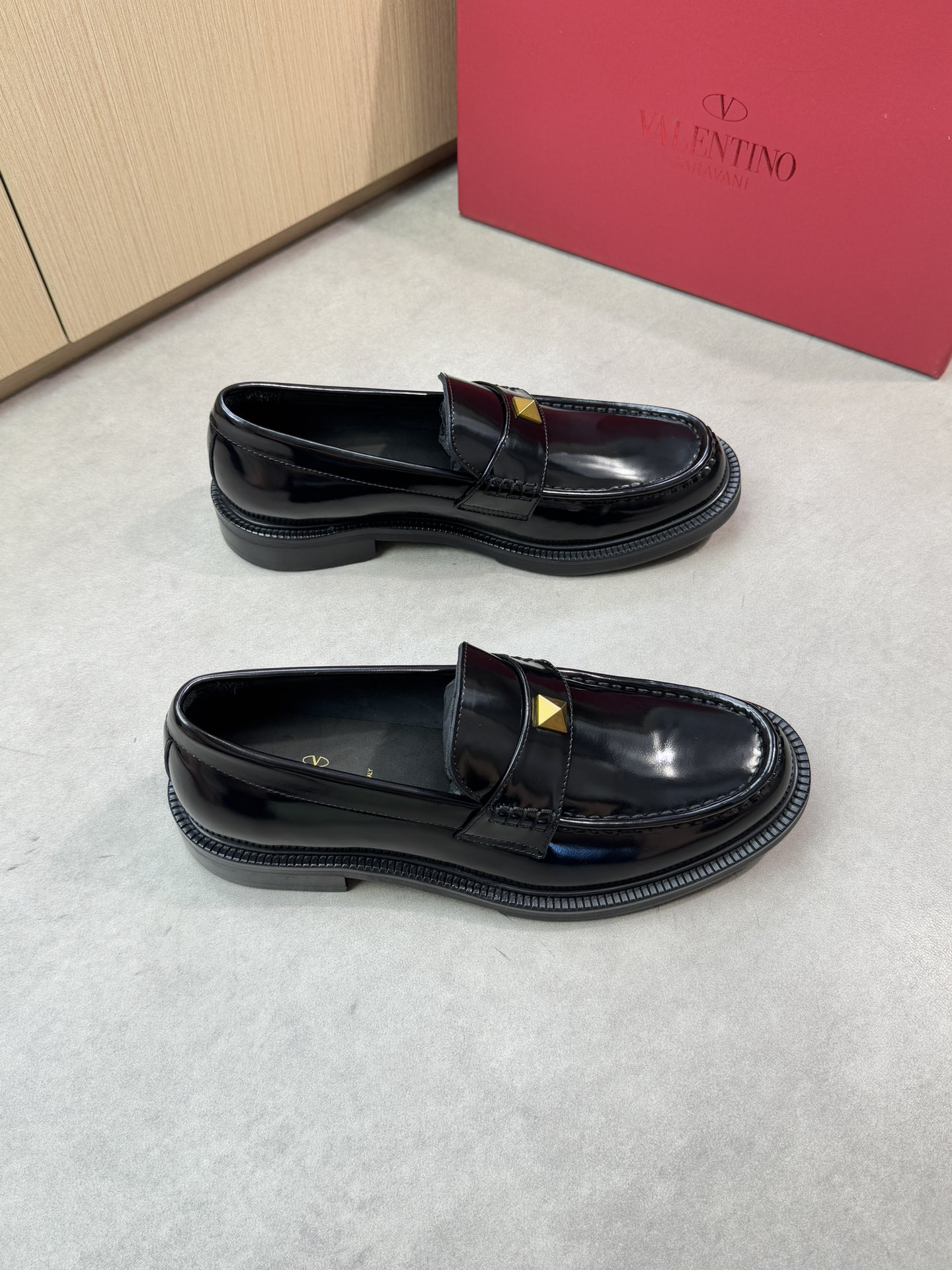 NO:348535,【VALENTINO】Valentino - High-end quality·Original formal leather shoes - Imported upper beaded calfskin, shoe Dan hand-stitched mark thread, brand metal fastener horizontal decoration - Inner water dyed cowhide - Outsole ultra-light leather·rubber·combined molded leather outsole - Ultra-high quality control·fine workmanship highlighted (high-end·noble·grade) -Size 38-44 (45, custom made)·0185,,valentino,valentino,cowhide,Leather soles19860909【 VALENTINO】华伦天奴 -高端品质·原单正装皮鞋 -鞋面进口开边珠小牛皮、鞋丹手工串缝马克线、品牌金属扣件横担装饰 -内里水染牛皮 -大底超轻真皮·橡胶·组合成型真皮大底 -超高品控·做工精细凸显(高端·贵气·档次) -Size 38-44（45,可订做)·0185,,valentino,valentino,cowhide,Leather soles,Men's shoes