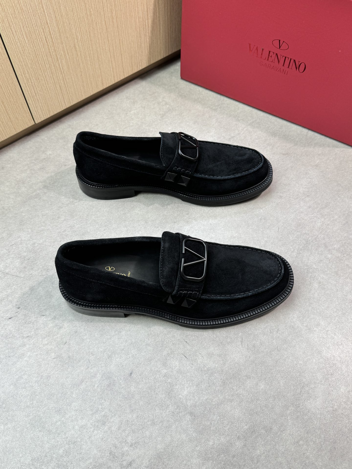 NO:348553,【VALENTINO】Valentino - High-end quality·Original single formal leather shoes - Imported back-velvet calfskin on the upper, external stitching of the shoe Dan, brand metal fastener horizontal decoration - Inner water dyed cowhide - Outsole ultra-light leather·rubber·combined molded leather outsole - Ultra-high quality control·fine workmanship highlighted (high-end·noble·grade) -Size 38-44 (45, custom made)·0185,,valentino,valentino,cowhide,Leather soles19860909【 VALENTINO】华伦天奴 -高端品质·原单正装皮鞋 -鞋面进口反绒小牛皮、鞋丹外合车缝线、品牌金属扣件横担装饰 -内里水染牛皮 -大底超轻真皮·橡胶·组合成型真皮大底 -超高品控·做工精细凸显(高端·贵气·档次) -Size 38-44（45,可订做)·0185,,valentino,valentino,cowhide,Leather soles,Men's shoes