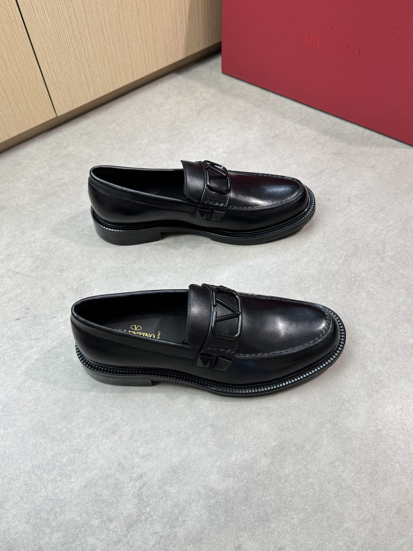 NO:348477,【VALENTINO】Valentino - High-end quality·Original formal leather shoes - Imported upper Napa calfskin, shoe Dan external stitching, brand metal fastener horizontal decoration - Inner water dyed cowhide - Outsole ultra-light leather·rubber·combined molded leather outsole - Ultra-high quality control·fine workmanship highlighted (high-end·noble·grade) -Size 38-44 (45, custom made)·0185,,valentino,valentino,cowhide,Leather soles19860909【 VALENTINO】华伦天奴 -高端品质·原单正装皮鞋 -鞋面进口纳帕小牛皮、鞋丹外合车缝线、品牌金属扣件横担装饰 -内里水染牛皮 -大底超轻真皮·橡胶·组合成型真皮大底 -超高品控·做工精细凸显(高端·贵气·档次) -Size 38-44（45,可订做)·0185,,valentino,valentino,cowhide,Leather soles,Men's shoes