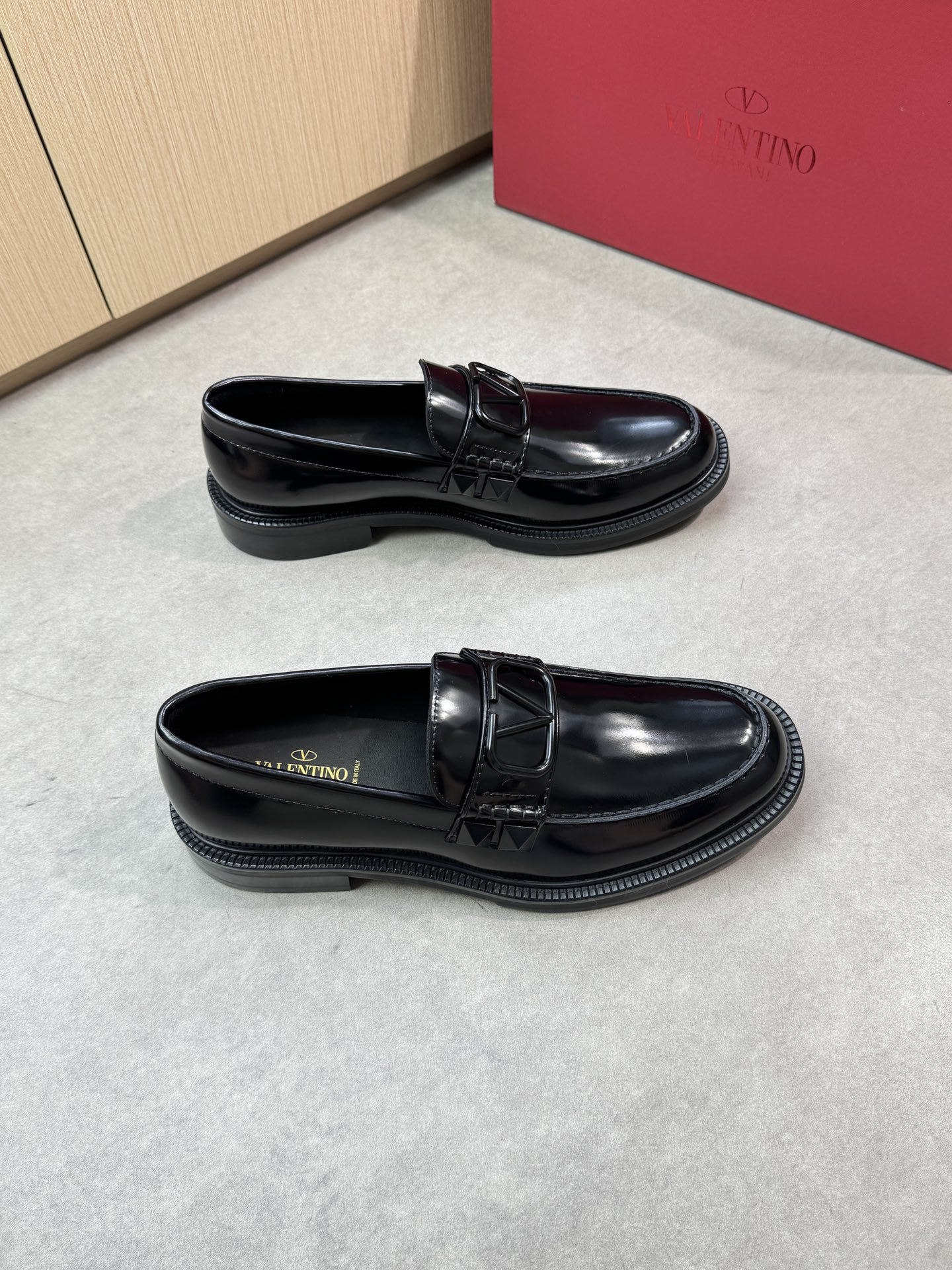 NO:348334,【VALENTINO】Valentino - High-end quality·Original formal leather shoes - Imported upper edge beaded calfskin, shoe Dan outer joint stitching, brand metal fastener horizontal decoration - Inner water dyed cowhide - Outsole ultra-light leather·rubber·combined molded leather outsole - Ultra-high quality control·fine workmanship highlighted (high-end·noble·grade) -Size 38-44 (45, custom made)·0185,,valentino,valentino,cowhide,Leather soles19860909【 VALENTINO】华伦天奴 -高端品质·原单正装皮鞋 -鞋面进口开边珠小牛皮、鞋丹外合车缝线、品牌金属扣件横担装饰 -内里水染牛皮 -大底超轻真皮·橡胶·组合成型真皮大底 -超高品控·做工精细凸显(高端·贵气·档次) -Size 38-44（45,可订做)·0185,,valentino,valentino,cowhide,Leather soles,Men's shoes