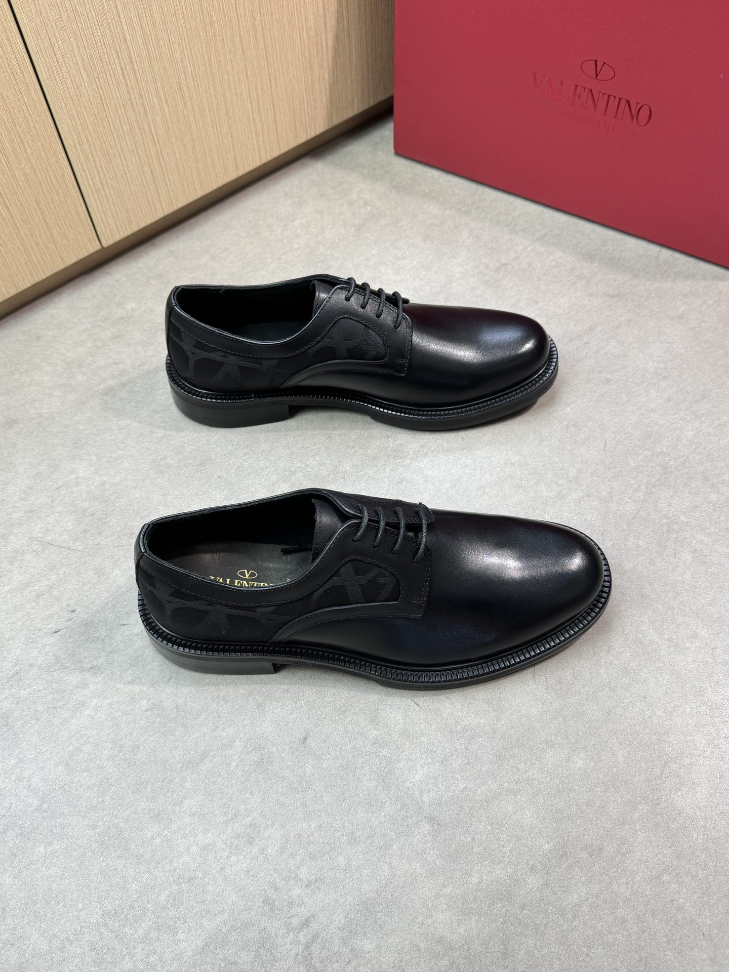 NO:348350,【VALENTINO】Valentino - High-end quality·Original formal leather shoes - Imported Napa calfskin on the upper, brand totem cloth, perfect splicing - Inner water dyed cowhide - Outsole ultra-light leather·rubber·combined molded leather outsole - Ultra-high quality control·fine workmanship highlighted (high-end·noble·grade) -Size 38-44 (45, custom made)·0185,,valentino,valentino,cowhide,Leather soles19860909【 VALENTINO】华伦天奴 -高端品质·原单正装皮鞋 -鞋面进口纳帕小牛皮、品牌图腾布匹、完美拼接 -内里水染牛皮 -大底超轻真皮·橡胶·组合成型真皮大底 -超高品控·做工精细凸显(高端·贵气·档次) -Size 38-44（45,可订做)·0185,,valentino,valentino,cowhide,Leather soles,Men's shoes