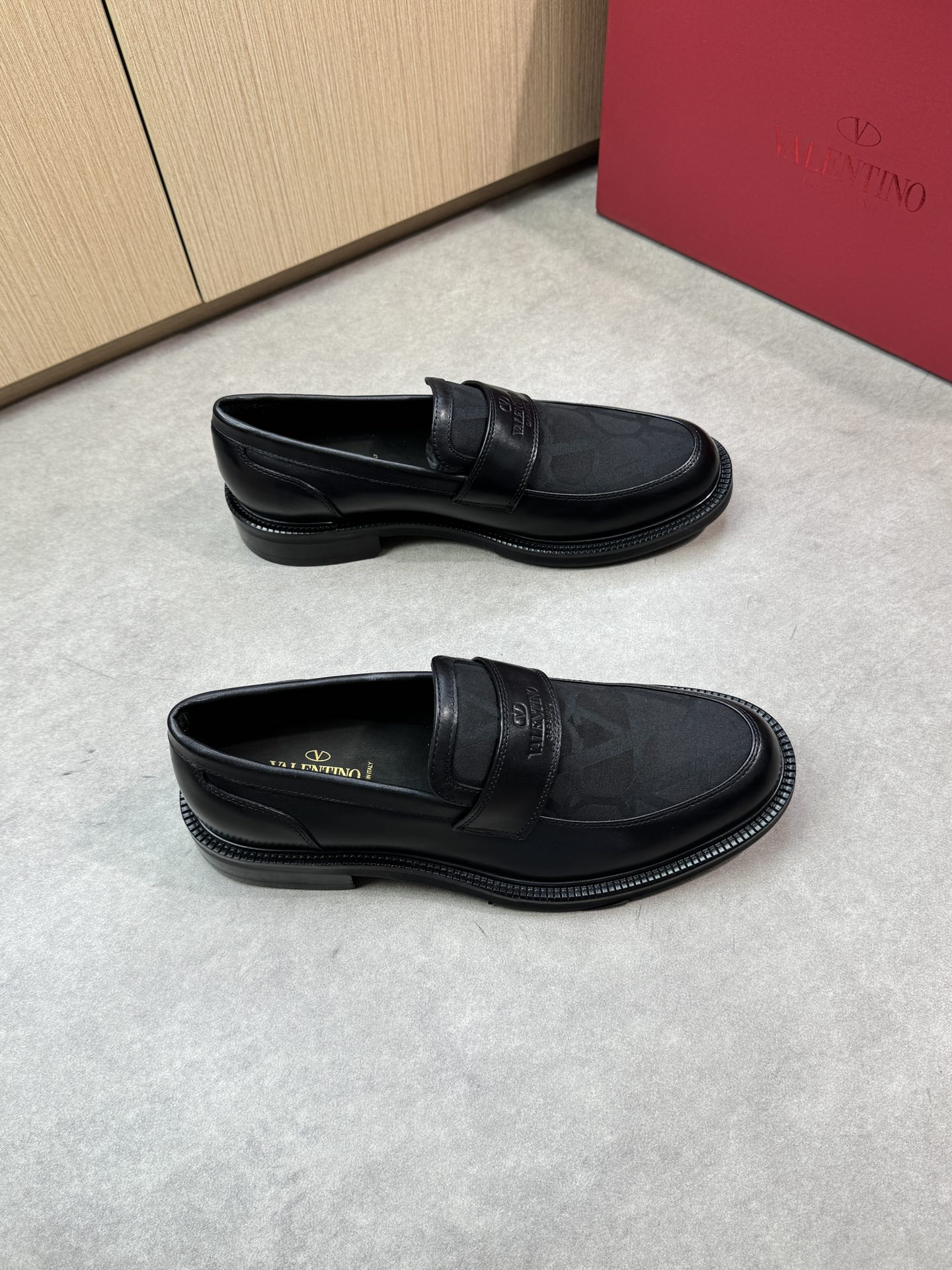 NO:348369,【VALENTINO】Valentino - High-end quality·Original formal leather shoes - Imported upper Napa calfskin, Shoe Dan brand totem cloth, brand cross-height air compressor brand logo - Inner water dye cowhide - Outsole ultra-light leather·rubber·combined molded leather outsole - Ultra-high quality control·fine workmanship highlighted (high-end·noble·grade) -Size 38-44 (45, custom made)·0185,,valentino,valentino,cowhide,Leather soles19860909【 VALENTINO】华伦天奴 -高端品质·原单正装皮鞋 -鞋面进口纳帕小牛皮、鞋丹品牌图腾布匹、品牌横担空压品牌logo -内里水染牛皮 -大底超轻真皮·橡胶·组合成型真皮大底 -超高品控·做工精细凸显(高端·贵气·档次) -Size 38-44（45,可订做)·0185,,valentino,valentino,cowhide,Leather soles,Men's shoes