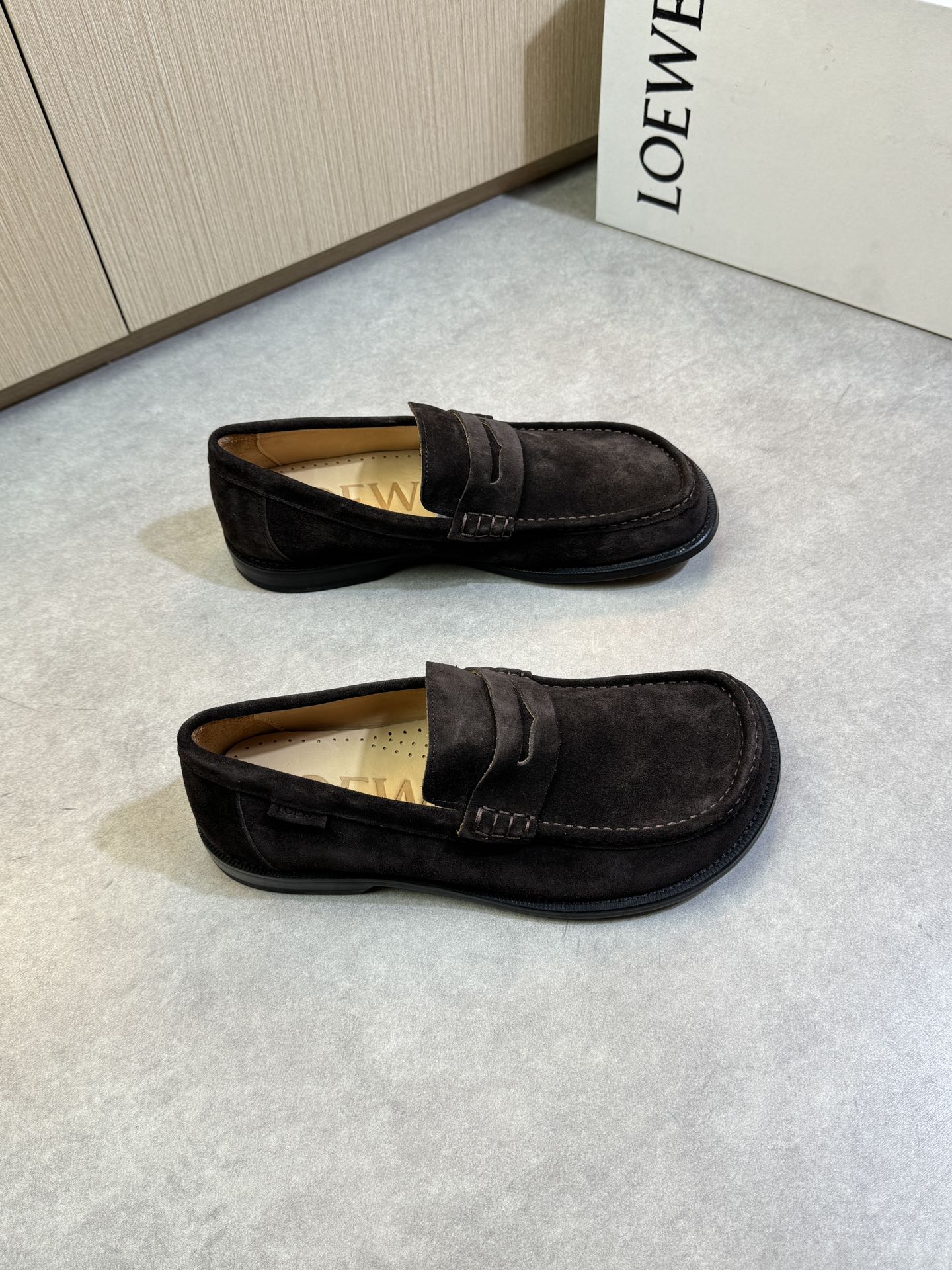 NO:348389,【LOEWE】Luo Yiwei - High-end quality original single leather shoes - Imported back-velvet calfskin on the upper, hand-stitched string of shoe dan sewing mark line, shoe body sewing air compressor brand logo leather logo, brand horizontal decoration - inner water dye cowhide - outsole ultra-light TPR rubber· genuine leather; combined molded leather outsole - ultra-high quality control·fine workmanship highlight (high-end, noble, grade) -Size 39-44 (38, 45, 46, custom made)·LEW0234,,loewe,loewe,cowhide,Leather soles19860909【LOEWE】罗意威 -高端品质 原单正装皮鞋 -鞋面进口反绒小牛皮、鞋丹手工串缝马克线、鞋身车缝空压品牌logo皮标、品牌横担装饰 -内里水染牛皮 -大底超轻TPR橡胶·真皮；组合成型真皮大底 -超高品控·做工精细凸显(高端·贵气·档次) -Size 39-44（38,45,46,可订做)·LEW0234,,loewe,loewe,cowhide,Leather soles,Men's shoes