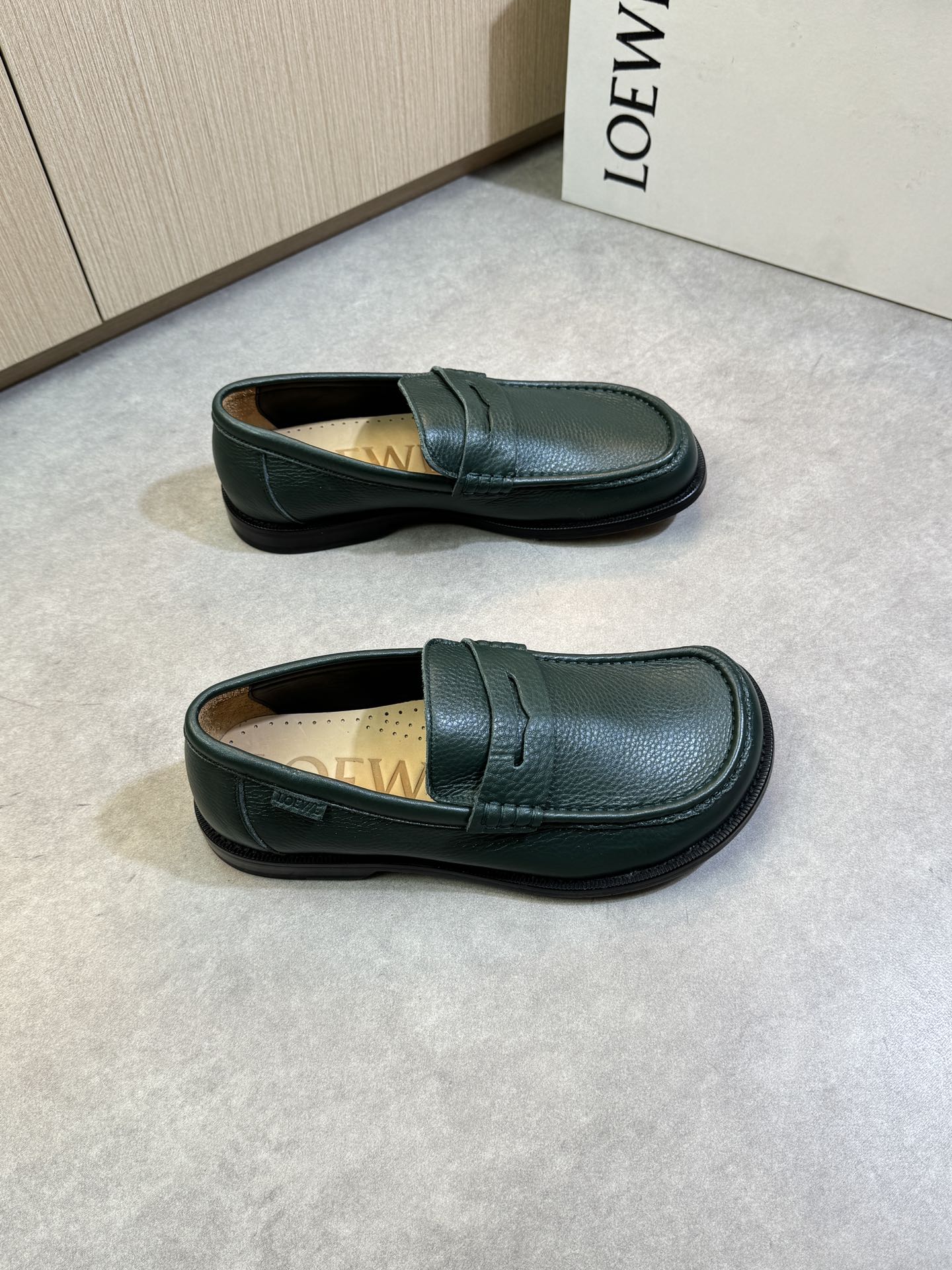 NO:348407,【LOEWE】Luo Yiwei - High-end quality original single leather shoes - imported lyre pattern calf leather on the upper, hand-stitched shoe string sewing mark line, shoe body sewing air compressor brand logo leather logo, brand horizontal decoration - inner water dye cowhide - outsole ultra light TPR rubber· genuine leather; combined molding leather outsole - ultra high quality control· fine workmanship highlighting (high-end, noble, grade) -Size 39-44 (38, 45, 46, custom made)·LEW0234,,loewe,loewe,cowhide,Leather soles19860909【LOEWE】罗意威 -高端品质 原单正装皮鞋 -鞋面进口荔纹小牛皮、鞋丹手工串缝马克线、鞋身车缝空压品牌logo皮标、品牌横担装饰 -内里水染牛皮 -大底超轻TPR橡胶·真皮；组合成型真皮大底 -超高品控·做工精细凸显(高端·贵气·档次) -Size 39-44（38,45,46,可订做)·LEW0234,,loewe,loewe,cowhide,Leather soles,Men's shoes