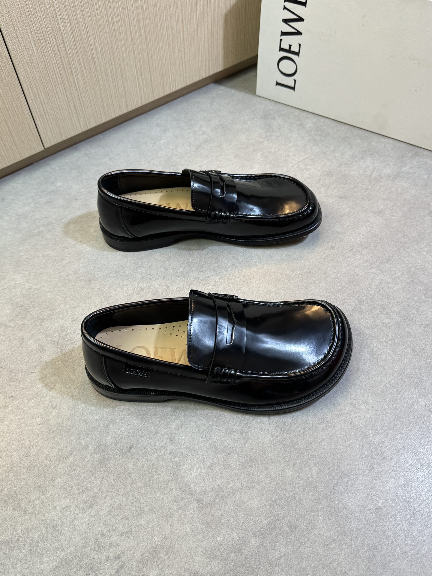 NO:348427,【LOEWE】Luo Yiwei - High-end quality original single leather shoes - imported upper beaded calfskin, shoe Dan hand-stitched mark line, shoe body sewing air compressor brand logo leather logo, brand horizontal decoration - inner water dye cowhide - outsole ultra light TPR rubber· genuine leather; combined molded leather outsole - ultra high quality control· fine workmanship highlight (high-end, noble, grade) -Size 39-44 (38, 45, 46, custom made)·LEW0234,,loewe,loewe,cowhide,Leather soles19860909【LOEWE】罗意威 -高端品质 原单正装皮鞋 -鞋面进口开边珠小牛皮、鞋丹手工串缝马克线、鞋身车缝空压品牌logo皮标、品牌横担装饰 -内里水染牛皮 -大底超轻TPR橡胶·真皮；组合成型真皮大底 -超高品控·做工精细凸显(高端·贵气·档次) -Size 39-44（38,45,46,可订做)·LEW0234,,loewe,loewe,cowhide,Leather soles,Men's shoes