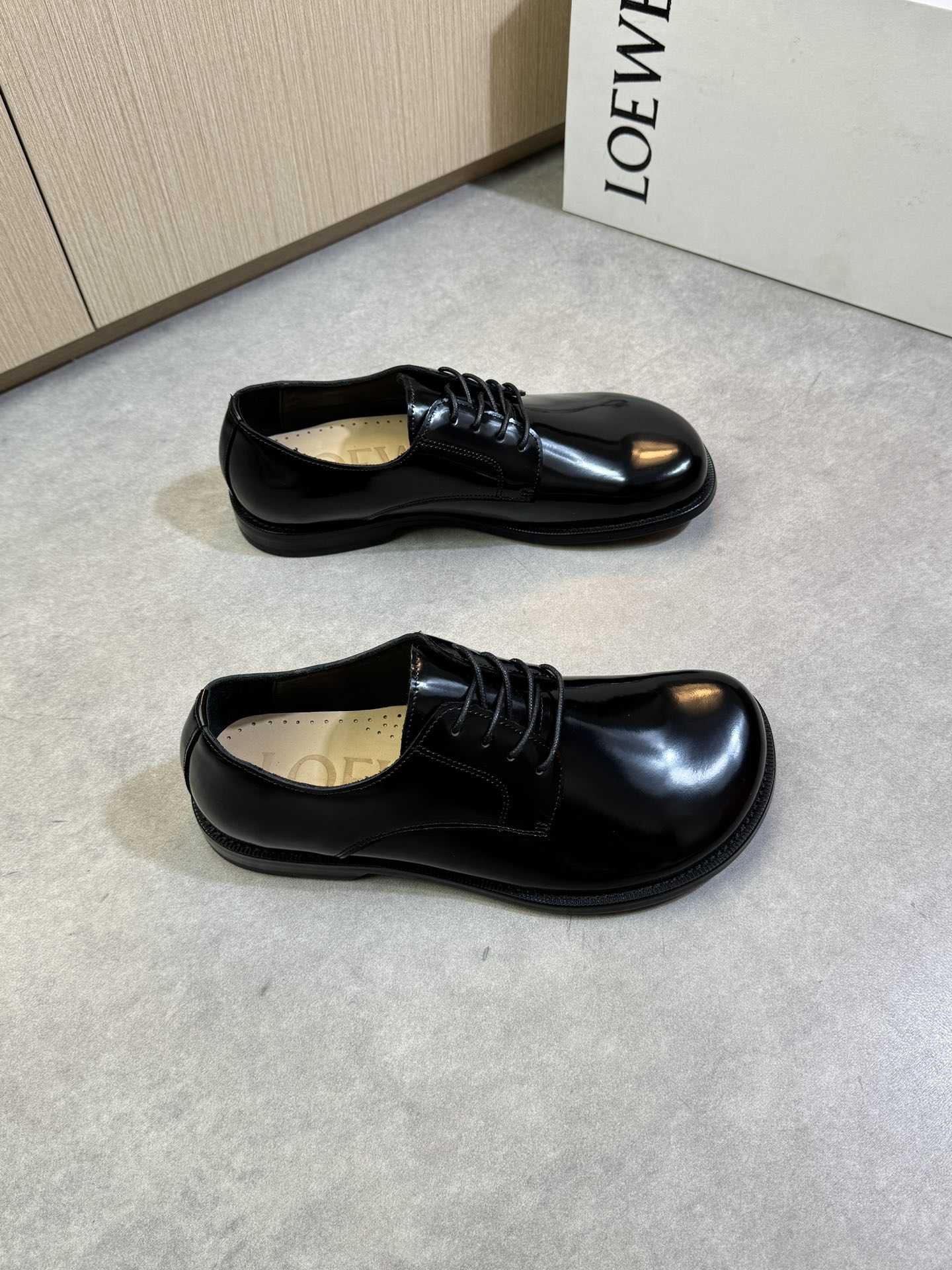 NO:348445,【LOEWE】Luo Yiwei - High-end quality Original single leather shoes - Imported upper beaded calfskin, perfect splicing - Inner water dyed cowhide - Outsole ultra-light TPR rubber· genuine leather; combined molded leather outsole - Ultra-high quality control·fine workmanship highlighted (high-end, noble, grade) -Size 39-44 (38, 45, 46, custom made)·LEW0234,,loewe,loewe,cowhide,Leather soles19860909【LOEWE】罗意威 -高端品质 原单正装皮鞋 -鞋面进口开边珠小牛皮、完美拼接 -内里水染牛皮 -大底超轻TPR橡胶·真皮；组合成型真皮大底 -超高品控·做工精细凸显(高端·贵气·档次) -Size 39-44（38,45,46,可订做)·LEW0234,,loewe,loewe,cowhide,Leather soles,Men's shoes