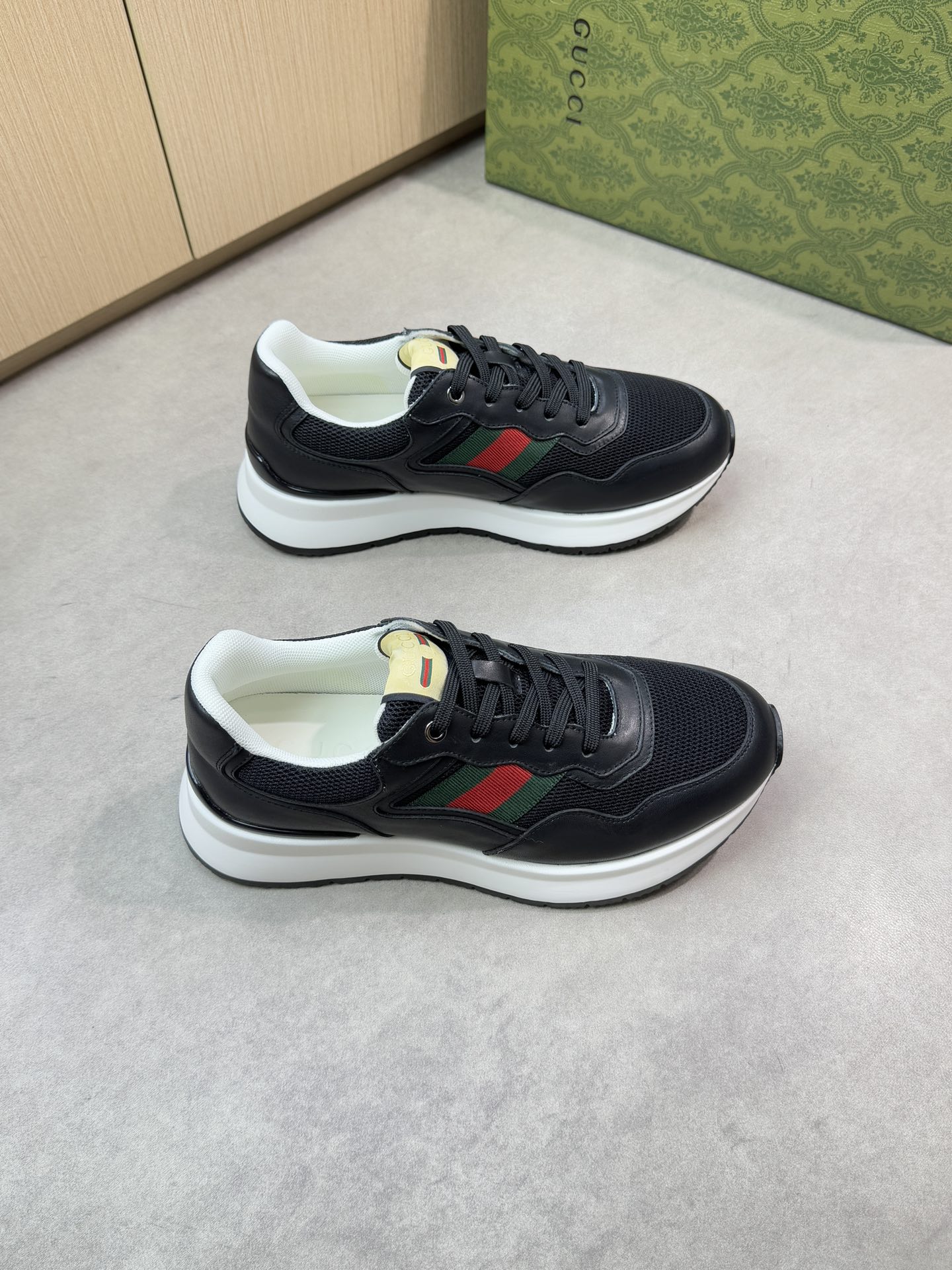 NO:348463,【Gucci】Gucci - High-end quality Original single casual sports shoes - Upper Napa calfskin, brand hollow mesh cloth, shoe body brand webbing - Neli mesh canvas, foot pads; water dyed cowhide - Ultra-light TPU·rubber; Two-color molded sole - Ultra-high quality control·fine workmanship highlighted (high-end·noble·grade) -Size 38-44 (45, custom made)·GC0372,,gucci,gucci,sneakers,cowhide19860909【Gucci】古驰 -高端品质 原单休闲运动鞋 -鞋面纳帕小牛皮、品牌镂空网布匹、鞋身品牌织带 -内里网帆布匹,垫脚；水染牛皮 -大底超轻TPU·橡胶；双色成型大底 -超高品控·做工精细凸显(高端·贵气·档次) -Size 38-44（45,可订做)·GC0372,,gucci,gucci,sneakers,cowhide,Men's shoes