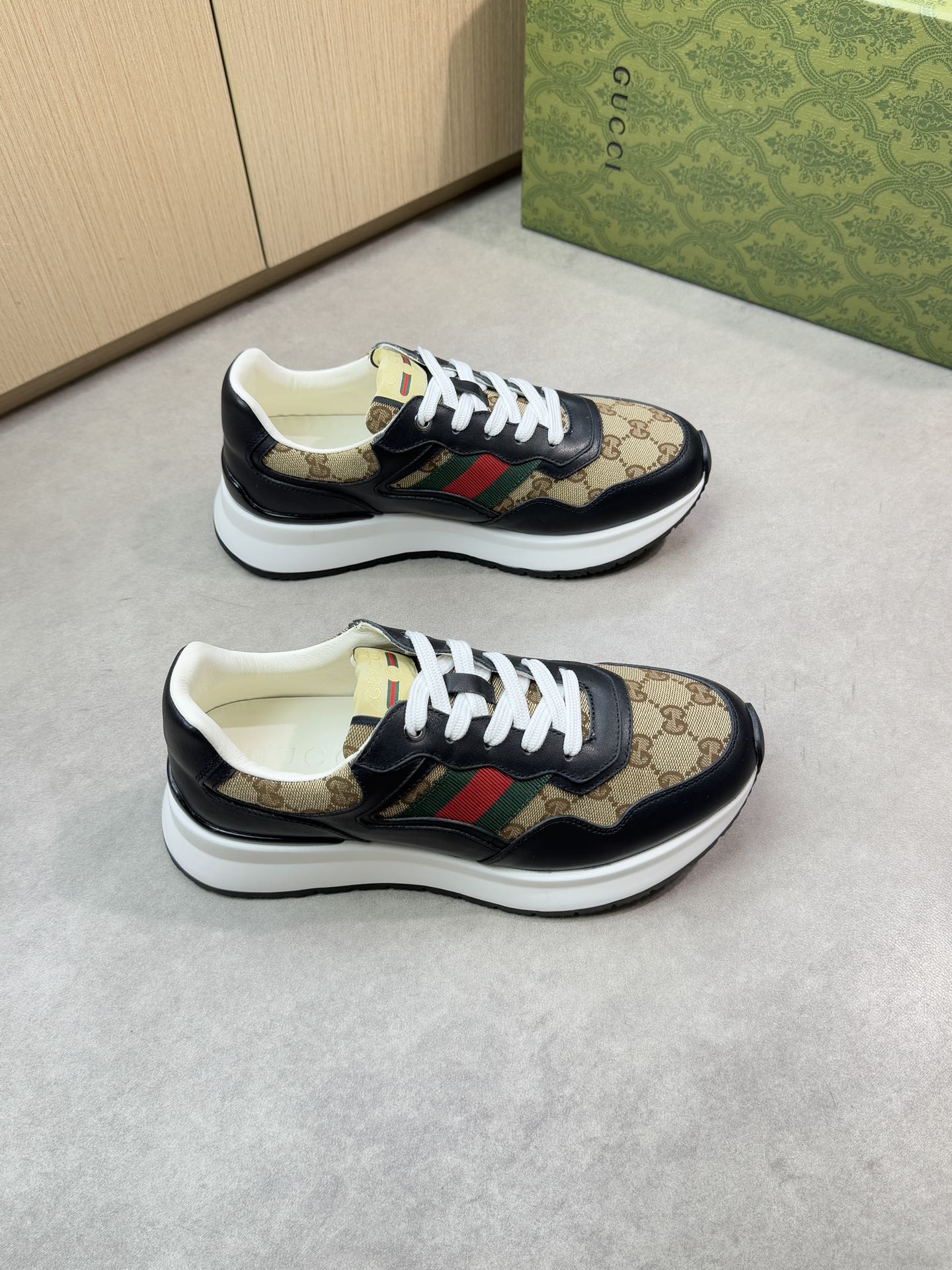 NO:348488,【Gucci】Gucci - High-end quality Original single casual sports shoes - Upper Napa calfskin, brand totem cloth, shoe body brand webbing - Inner water dyed cowhide - Outsole ultra-light TPU·rubber; Two-color molded sole - Ultra-high quality control·fine workmanship highlighted (high-end, noble, grade) -Size 38-44 (45, custom made)·GC0372,,gucci,gucci,sneakers,cowhide19860909【Gucci】古驰 -高端品质 原单休闲运动鞋 -鞋面纳帕小牛皮、品牌图腾布匹、鞋身品牌织带 -内里水染牛皮 -大底超轻TPU·橡胶；双色成型大底 -超高品控·做工精细凸显(高端·贵气·档次) -Size 38-44（45,可订做)·GC0372,,gucci,gucci,sneakers,cowhide,Men's shoes