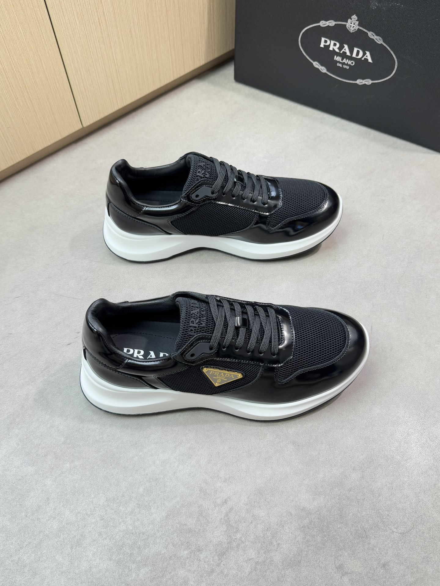 NO:348495,【PRADA】Prada - High-end quality Original single casual sneakers - Imported upper beaded calfskin, brand net canvas cloth, shoe body sewing brand metal fastener, shoe tongue injection molding brand logo - Inner water dye cowhide - Outsole ultra-light TPU foaming·rubber; two-color molded outsole - Ultra-high quality control·fine workmanship highlighted (high-end·noble·grade) -Size 38-44 (45, custom made)·PR0372,,prada,prada,sneakers,cowhide19860909【PRADA】普拉达 -高端品质 原单休闲运动鞋 -鞋面进口开边珠小牛皮、品牌网帆布布匹、鞋身车缝品牌金属扣件、鞋舌注塑品牌logo -内里水染牛皮 -大底超轻TPU发泡·橡胶；双色成型大底 -超高品控·做工精细凸显(高端·贵气·档次) -Size 38-44（45,可订做)·PR0372,,prada,prada,sneakers,cowhide,Men's shoes