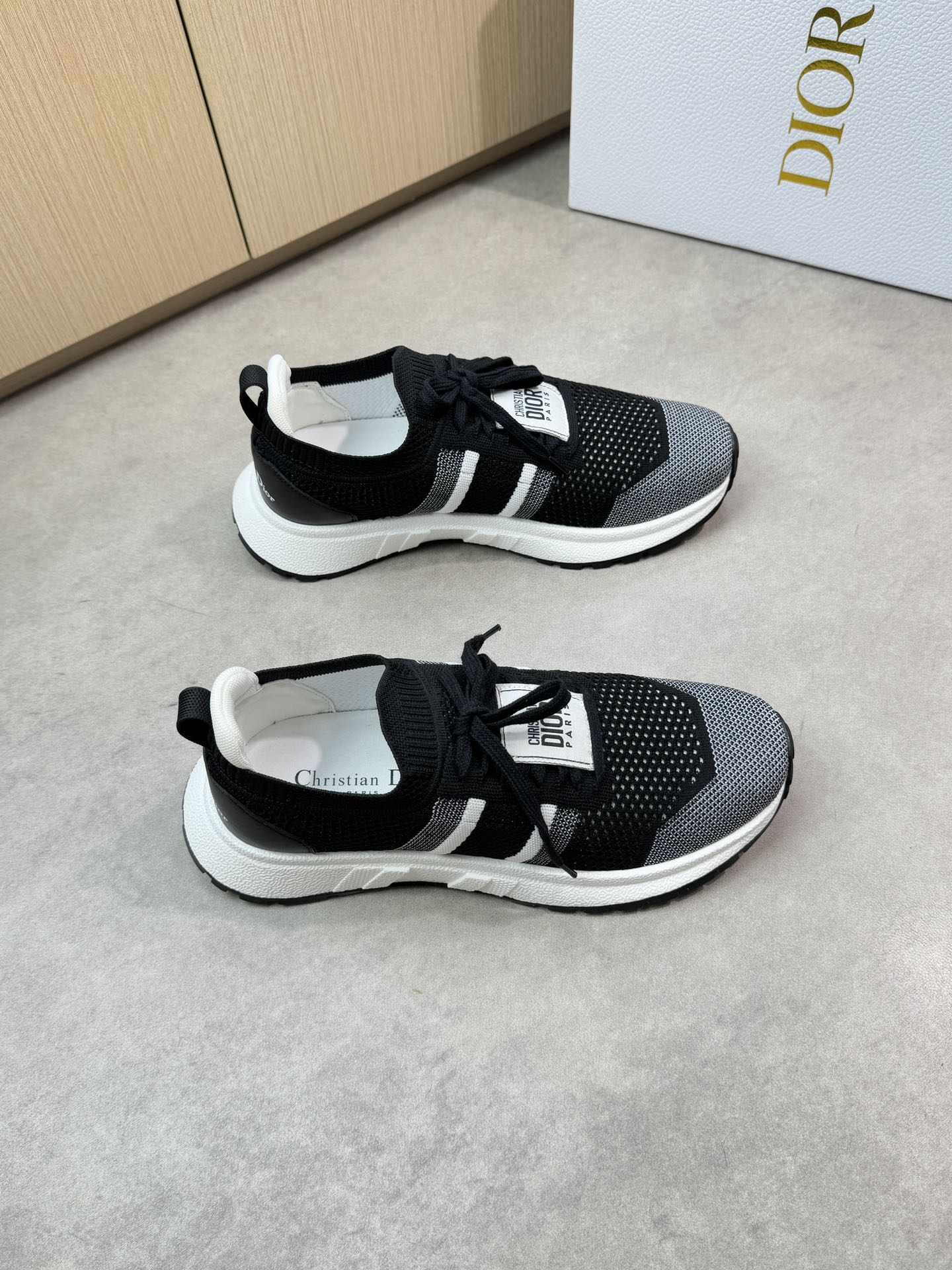 NO:349398,【Dior】Dior - High-end quality Original single couple casual sneakers - Upper imported brand totem knitted fabric, heel. Silk-print brand logo - Inner footbed brand canvas - Original ultra-light TPU foamed·rubber; Two-color molded outsole - Ultra-high quality control·fine workmanship highlighted (high-end·noble·grade) -Size Men and women's same style 36-44 (women 35, men 38, 45, can be customized)·D0187,,dior,dior,sneakers19860909【 Dior】迪奥 -高端品质 原单情侣装休闲运动鞋 -鞋面进口品牌图腾针织布匹、后跟.丝印品牌logo -内里垫脚品牌帆布 -原版超轻TPU发泡·橡胶；双色成型大底 -超高品控·做工精细凸显(高端·贵气·档次) -Size 男女同款36-44（女35,男38、45,可订做)·D0187,,dior,dior,sneakers,Men's shoes