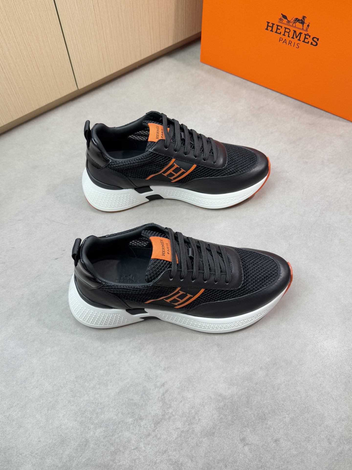 NO:349295,【HERMES】HERMES - High-end quality Original single casual sports shoes - Upper Napa calfskin, brand high mercerized hollow mesh canvas, shoe body sewing brand H totem webbing, shoe tongue brand logo cloth - inner water dyed cowhide - outsole ultralight TPU foaming·rubber; two-color molded outsole - ultra high quality control·fine workmanship highlighting (high-end·noble·grade) -Size 39-44 (38,45, custom made)·H0118,,hermes, hermes, sneakers,cowhide19860909【 HERMES】爱马仕 -高端品质 原单休闲运动鞋 -鞋面纳帕小牛皮、品牌高丝光镂空网帆布、鞋身车缝品牌H图腾织带、鞋舌品牌logo布标 -内里水染牛皮 -大底超轻TPU发泡·橡胶；双色成型大底 -超高品控·做工精细凸显(高端·贵气·档次) -Size 39-44（38,45,可订做)·H0118,,hermes,hermes,sneakers,cowhide,Men's shoes
