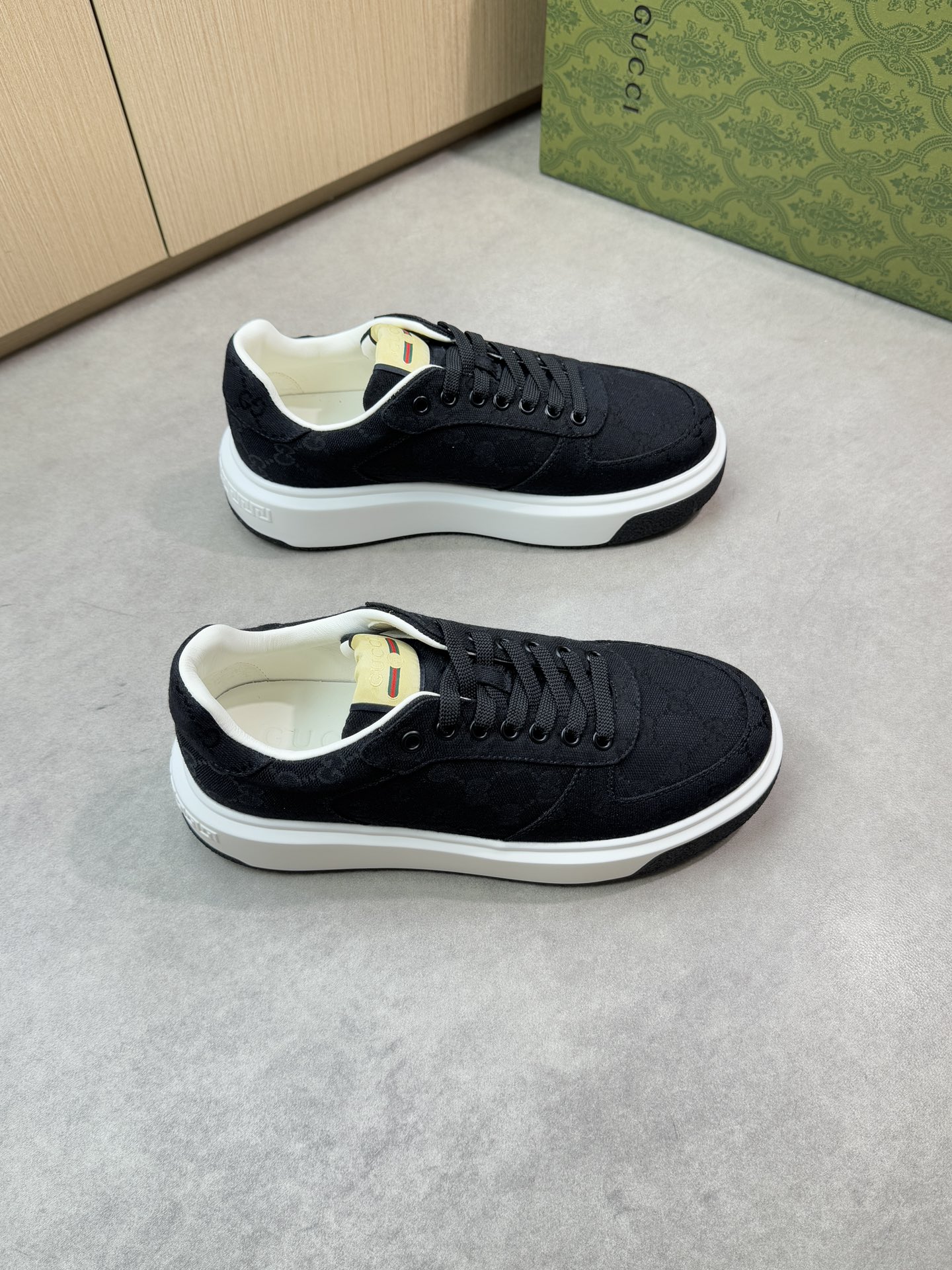 NO:349878,【Gucci】Gucci - High-end quality Original single casual sports shoes - Upper brand totem cloth, tongue brand cloth, perfect splicing - Inner water dyed cowhide - Outsole ultra-light TPU·rubber; Two-color molded outsole - Ultra-high quality control·fine workmanship highlighted (high-end, noble, grade) -Size 38-44 (45, custom made)·GC1579,,gucci,gucci,sneakers,cowhide19860909【Gucci】古驰 -高端品质 原单休闲运动鞋 -鞋面品牌图腾布匹、鞋舌品牌布标、完美拼接 -内里水染牛皮 -大底超轻TPU·橡胶；双色成型大底 -超高品控·做工精细凸显(高端·贵气·档次) -Size 38-44（45,可订做)·GC1579,,gucci,gucci,sneakers,cowhide,Men's shoes
