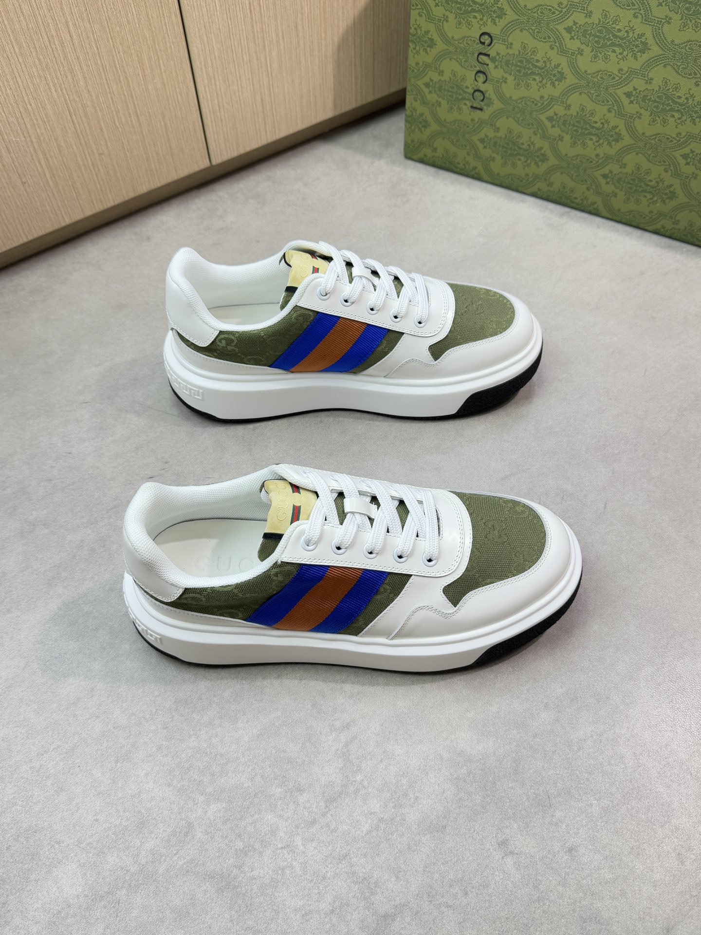 NO:349898,【Gucci】Gucci - High-end quality Original single casual sneakers - Upper open-edged beaded calfskin, brand totem cloth, tongue brand cloth, perfect splicing - Inner water dyed cowhide - Outsole ultra-light TPU·rubber; Two-color molded sole - Ultra-high quality control·fine workmanship highlighted (high-end, noble, grade) -Size 38-44 (45, custom made)·GC1579,,gucci,gucci,sneakers,cowhide19860909【Gucci】古驰 -高端品质 原单休闲运动鞋 -鞋面开边珠小牛皮、品牌图腾布匹、鞋舌品牌布标、完美拼接 -内里水染牛皮 -大底超轻TPU·橡胶；双色成型大底 -超高品控·做工精细凸显(高端·贵气·档次) -Size 38-44（45,可订做)·GC1579,,gucci,gucci,sneakers,cowhide,Men's shoes