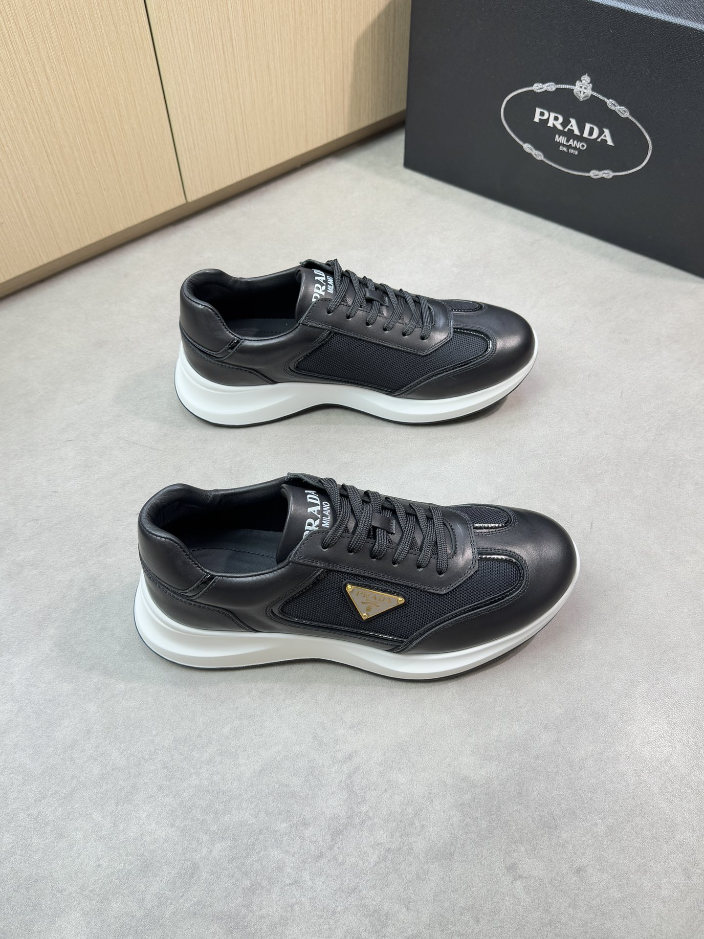 NO:349945,【PRADA】Prada - High-end quality Original single casual sneakers - Imported Napa calfskin on the upper, brand high mercerized canvas cloth, shoe body sewing brand metal fastener, shoe tongue silk screen high Zhoubo brand logo - Inner water dyed cowhide - Outsole ultra-light TPU foaming·rubber; two-color molded outsole - Ultra-high quality control·fine workmanship highlighted (high-end·noble·grade) -Size 38-44 (45, custom made)·PR0372,,prada,prada,sneakers,cowhide19860909【PRADA】普拉达 -高端品质 原单休闲运动鞋 -鞋面进口纳帕小牛皮、品牌高丝光帆布布匹、鞋身车缝品牌金属扣件、鞋舌丝印高周波品牌logo -内里水染牛皮 -大底超轻TPU发泡·橡胶；双色成型大底 -超高品控·做工精细凸显(高端·贵气·档次) -Size 38-44（45,可订做)·PR0372,,prada,prada,sneakers,cowhide,Men's shoes