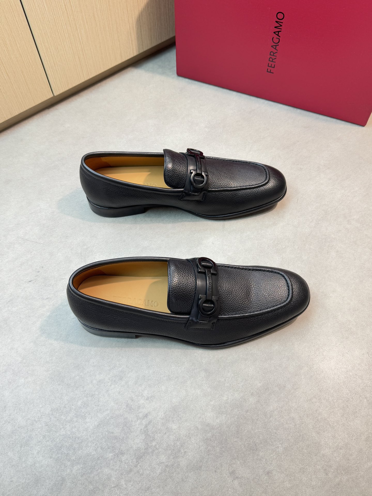 NO:833843,[Ferragamo] Ferragamo - High-end quality original formal leather shoes - Pebbled calfskin upper, hand-stitched mark thread, branded cross-arm metal fastener decoration - Water-dyed cowhide lining - Ultra-light leather and rubber outsole; combined molded leather outsole - Ultra-high quality control, fine workmanship (high-end, luxury, grade) -Size  39-45 (38,46, can be customized)·FR067,,ferragamo,ferragamo,cowhide,Leather soles19860909【 Ferragamo】菲拉格慕 -高端品质 原单正装皮鞋 -鞋面荔纹小牛皮、手工串缝马克线、品牌横担金属扣件装饰 -内里水染牛皮 -大底超轻真皮·橡胶；组合成型真皮大底 -超高品控·做工精细凸显(高端·贵气·档次) -Size 39-45（38,46,可订做)·FR067,,ferragamo,ferragamo,cowhide,Leather soles,Men's shoes