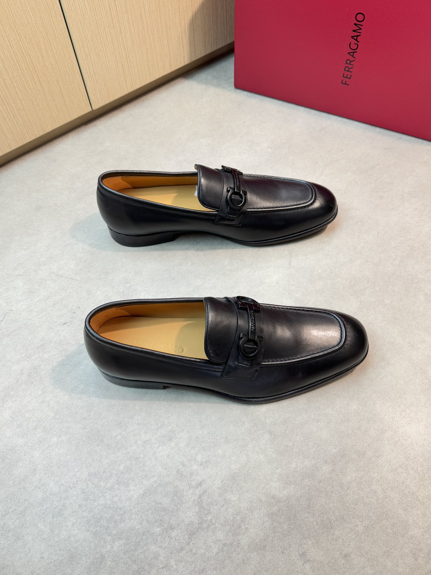 NO:833851,[Ferragamo] Ferragamo - high-end quality original formal leather shoes - upper Nappa calfskin, hand-stitched mark thread, brand cross-arm metal fastener decoration - lining water-dyed cowhide - outsole ultra-light leather and rubber; combined molded leather outsole - ultra-high quality control and fine workmanship (high-end, luxury, grade) -Size  39-45 (38,46, can be customized)·FR067,,ferragamo,ferragamo,cowhide,Leather soles19860909【 Ferragamo】菲拉格慕 -高端品质 原单正装皮鞋 -鞋面纳帕小牛皮、手工串缝马克线、品牌横担金属扣件装饰 -内里水染牛皮 -大底超轻真皮·橡胶；组合成型真皮大底 -超高品控·做工精细凸显(高端·贵气·档次) -Size 39-45（38,46,可订做)·FR067,,ferragamo,ferragamo,cowhide,Leather soles,Men's shoes