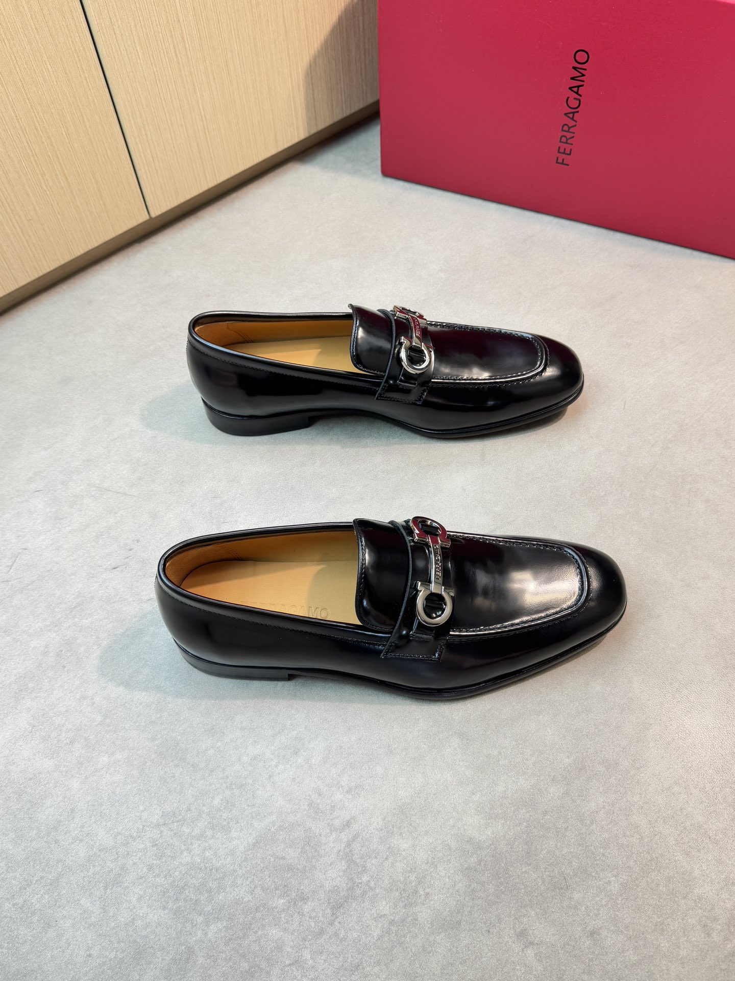 NO:833859,[Ferragamo] Ferragamo - high-end quality original formal leather shoes - open edge beaded calfskin upper, hand-stitched mark thread, brand cross-arm metal fastener decoration - water-dyed cowhide lining - ultra-light genuine leather and rubber outsole; combined molded leather outsole - ultra-high quality control and fine workmanship (high-end, luxury, grade) -Size  39-45 (38,46, can be customized)·FR067,,ferragamo,ferragamo,cowhide,Leather soles19860909【 Ferragamo】菲拉格慕 -高端品质 原单正装皮鞋 -鞋面开边珠小牛皮、手工串缝马克线、品牌横担金属扣件装饰 -内里水染牛皮 -大底超轻真皮·橡胶；组合成型真皮大底 -超高品控·做工精细凸显(高端·贵气·档次) -Size 39-45（38,46,可订做)·FR067,,ferragamo,ferragamo,cowhide,Leather soles,Men's shoes