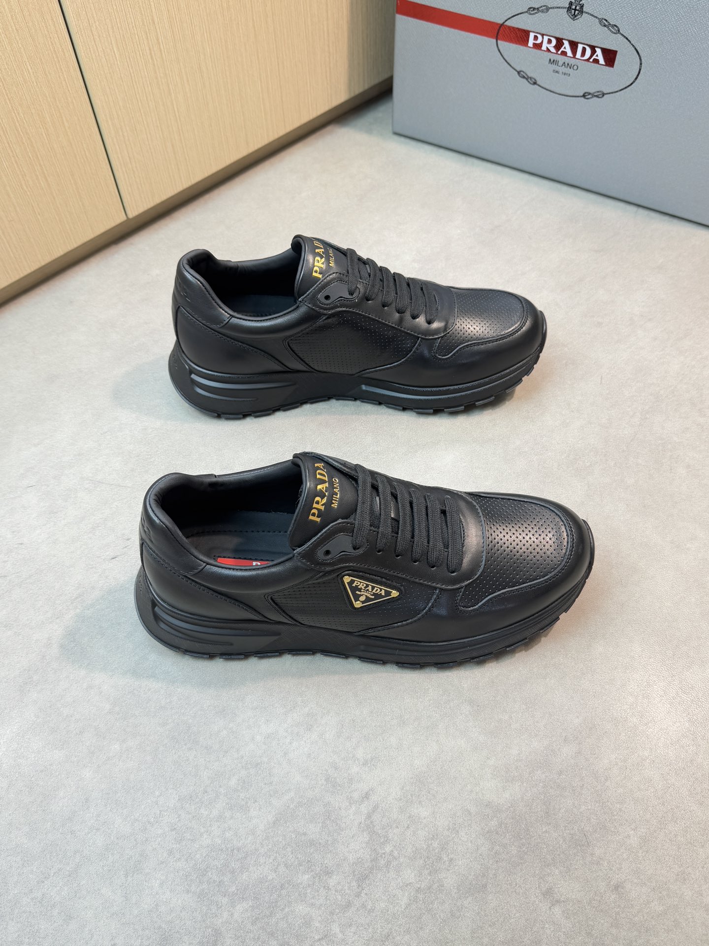 NO:350861,【PRADA】Prada - High-end quality Original single casual sneakers - Upper Napa calfskin, perforated calfskin, shoe body sewing brand metal fasteners - Inner water dyed cowhide - Outsole ultra-light TPU·foam; Formed sole - Ultra-high quality control, fine workmanship highlighted (high-end, noble, grade) -Size 38-45 (46, custom made)·,,prada,prada,sneakers,cowhide19860909【 PRADA】普拉达 -高端品质 原单休闲运动鞋 -鞋面纳帕小牛皮、打孔小牛皮、鞋身车缝品牌金属扣件 -内里水染牛皮 -大底超轻TPU·发泡; 成型大底 -超高品控·做工精细凸显(高端·贵气·档次) -Size 38-45（46,可订做)·,,prada,prada,sneakers,cowhide,Men's shoes