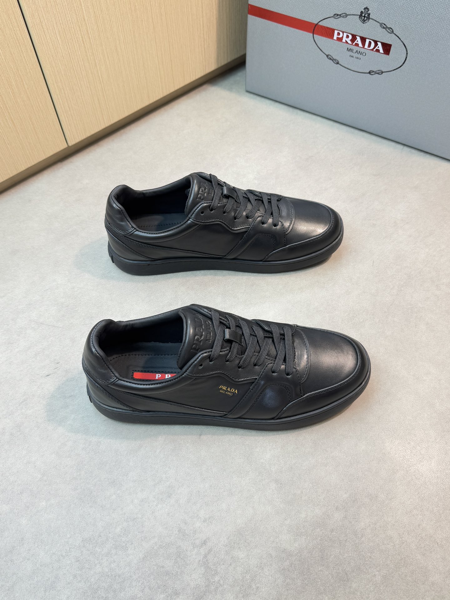 NO:350878,【PRADA】Prada - High-end quality Original single casual sports shoes - Upper Napa calfskin, shoe body silk-print high Zhoubo brand logo - Inner water dyed cowhide - Outsole ultra-light TPR·rubber; molded outsole - Ultra-high quality control·fine workmanship highlighted (high-end, noble, grade) -Size 38-45 (46, custom made),,prada,prada,cowhide19860909【 PRADA】普拉达 -高端品质 原单休闲运动板鞋 -鞋面纳帕小牛皮、鞋身丝印高周波品牌logo -内里水染牛皮 -大底超轻TPR·橡胶; 成型大底 -超高品控·做工精细凸显(高端·贵气·档次) -Size 38-45（46,可订做)·,,prada,prada,cowhide,Men's shoes