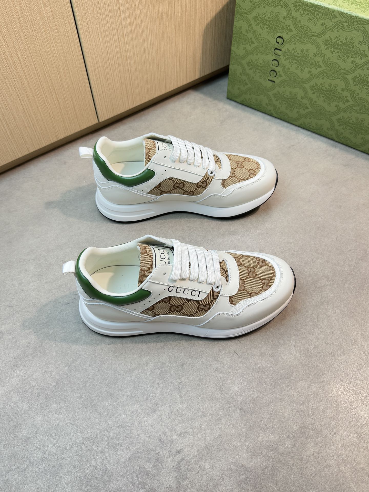 NO:350894,[Gucci] Gucci - High-end quality Original single casual sneakers - Upper Napa calfskin, brand totem canvas, shoe body silk screen brand logo, shoe tongue. Sewing brand logo cloth - inner water dye cowhide - outsole ultra-light TPU foaming·rubber; two-color molded outsole - ultra-high quality control·fine workmanship highlighting (high-end·noble·grade) -Size 38-44 (45, custom made)·G0181,,gucci,gucci,sneakers,cowhide19860909【Gucci】古驰 -高端品质 原单休闲运动鞋 -鞋面纳帕小牛皮、品牌图腾帆布、鞋身丝印品牌Logo、鞋舌.车缝品牌Logo布标 -内里水染牛皮 -大底超轻TPU发泡·橡胶；双色成型大底 -超高品控·做工精细凸显(高端·贵气·档次) -Size 38-44（45,可订做)·G0181,,gucci,gucci,sneakers,cowhide,Men's shoes
