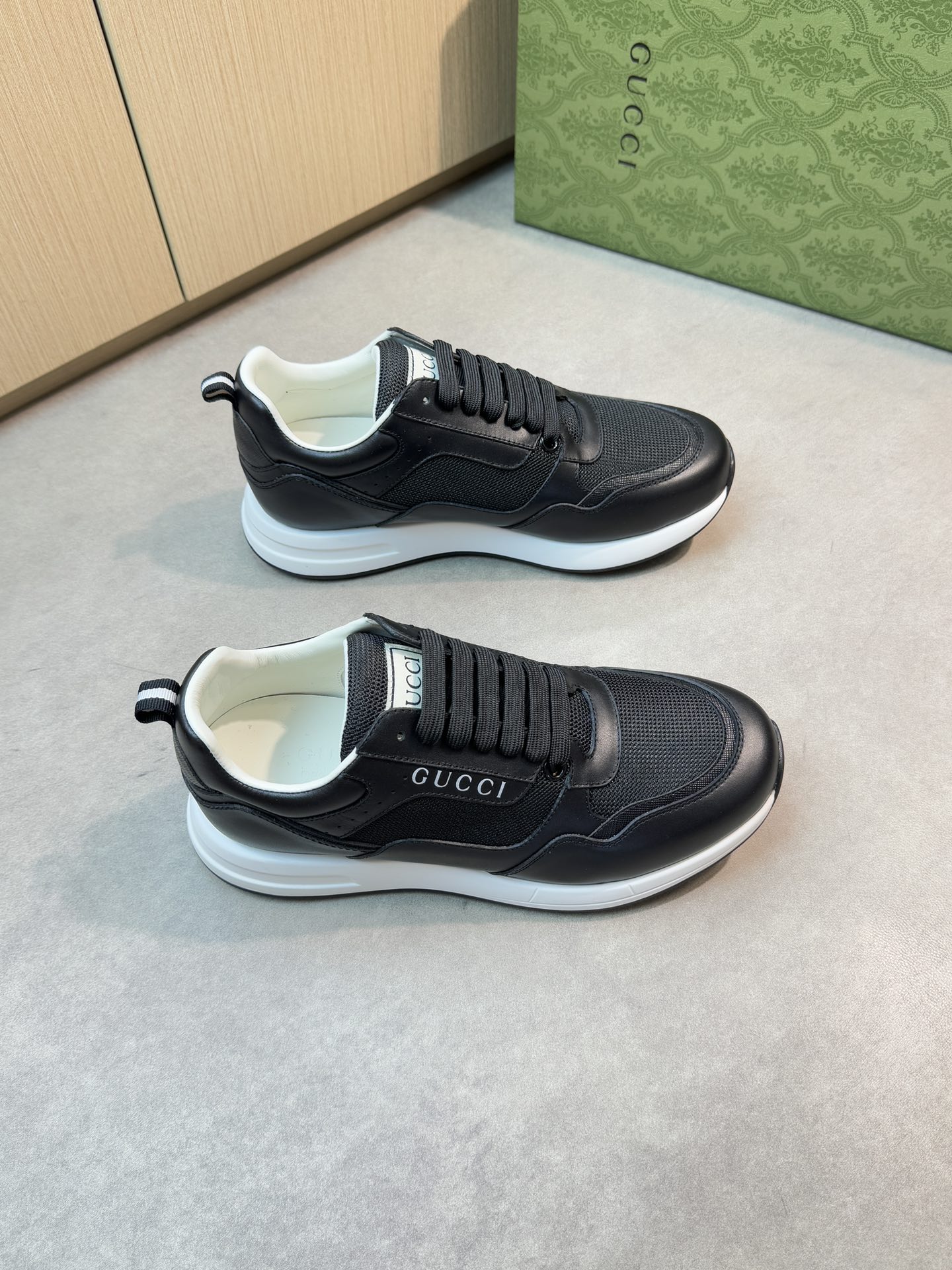 NO:350914,【Gucci】Gucci - High-end quality Original single casual sneakers - Upper Napa calfskin, brand high mercerized canvas, shoe body silk screen brand logo, shoe tongue. Sewing brand logo cloth - inner water dyed cowhide - outsole ultra-light TPU foaming·rubber; two-color molded sole - ultra-high quality control·fine workmanship highlighted (high-end·noble·grade) -Size 38-44 (45, custom made)·G0181,,gucci,gucci,sneakers,cowhide19860909【Gucci】古驰 -高端品质 原单休闲运动鞋 -鞋面纳帕小牛皮、品牌高丝光帆布、鞋身丝印品牌Logo、鞋舌.车缝品牌Logo布标 -内里水染牛皮 -大底超轻TPU发泡·橡胶；双色成型大底 -超高品控·做工精细凸显(高端·贵气·档次) -Size 38-44（45,可订做)·G0181,,gucci,gucci,sneakers,cowhide,Men's shoes