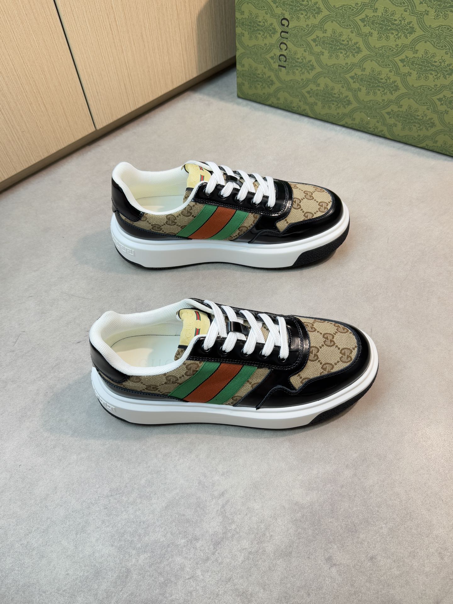 NO:350938,【Gucci】Gucci - High-end quality Original single casual sports shoes - Upper open-edge beaded calfskin, shoe body brand totem cloth. Brand webbing, tongue brand cloth, perfect splicing - Inner water dyed cowhide - Outsole ultra-light TPU·rubber; Two-color molded sole - Ultra-high quality control·fine workmanship highlighted (high-end, noble, grade) -Size 38-44 (45, custom made)·GC1579,,gucci,gucci,sneakers,cowhide19860909【Gucci】古驰 -高端品质 原单休闲运动鞋 -鞋面开边珠小牛皮、鞋身品牌图腾布匹.品牌织带、鞋舌品牌布标、完美拼接 -内里水染牛皮 -大底超轻TPU·橡胶；双色成型大底 -超高品控·做工精细凸显(高端·贵气·档次) -Size 38-44（45,可订做)·GC1579,,gucci,gucci,sneakers,cowhide,Men's shoes