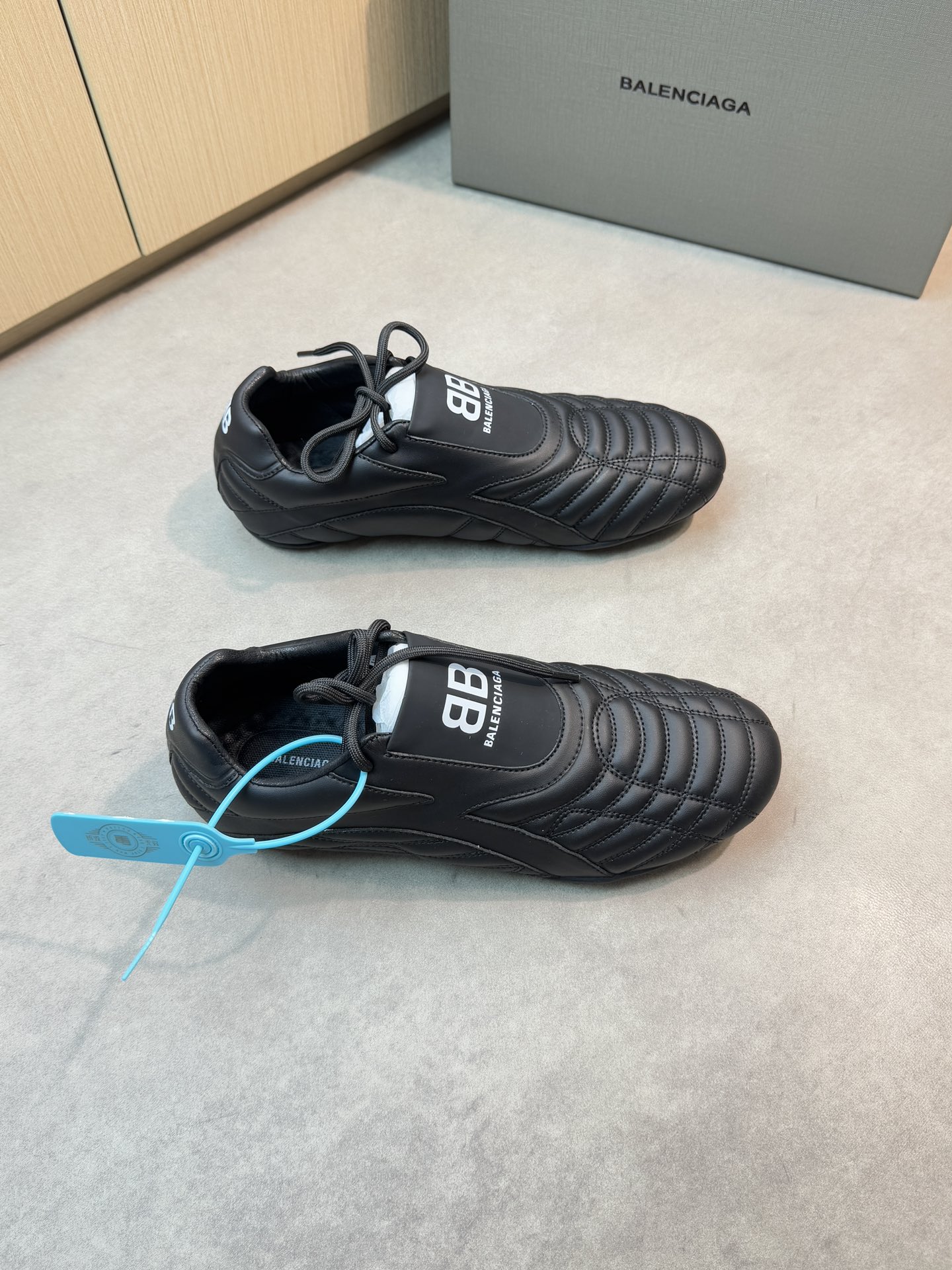 NO:350961,【BALENCIAGA】Balenciaga - High-end quality original single casual sneakers - Upper imported Napa calfskin, computer embroidered stitching, tongue. Heel; High Zhoubo brand logo - Inner water dyed cowhide - Outsole ultra-light TPR rubber; molded outsole - Ultra-high quality control · Fine workmanship highlighted (high-end · noble · grade) -Size 39-44 (38, 45, 46, customized)·BLCG0156,,balenciaga,balenciaga,sneakers,cowhide19860909【 BALENCIAGA】巴黎世家 -高端品质 原单休闲运动鞋 -鞋面进口纳帕小牛皮、电脑刺绣车缝线、鞋舌.后跟;高周波品牌logo -内里水染牛皮 -大底超轻TPR橡胶；成型大底 -超高品控·做工精细凸显(高端·贵气·档次) -Size 39-44（38,45,46,订做)·BLCG0156,,balenciaga,balenciaga,sneakers,cowhide,Men's shoes