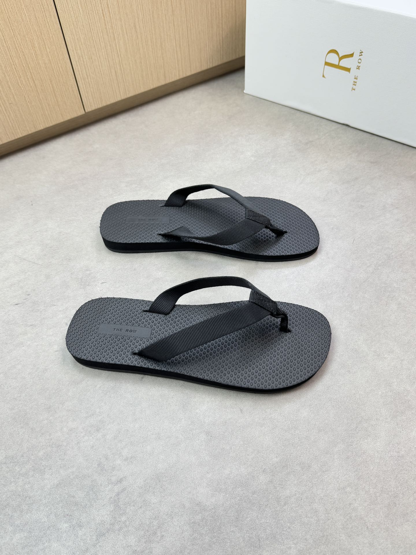 NO:351973,【The Row】Troy is not inferior to perfect in any aspect - wear the Row product or suit that combines high-quality and easy-to-wear, and show the most beautiful side. The Row clothing outline may be innovative minimalist style or exaggerated proportions. This product still uses traditional (webing) fabrics and large bottoms (wear-resistant velvet foaming·rubber). Vertical tailoring·0663,19860909【The Row】特洛 任何方面都不逊色完美——穿上The Row兼具优质与易穿性的单品或套装,立显时尚现代风情,尽展最美一面.The Row服饰轮廓可能是创新的极简风格或夸张的比例,本产品采用的仍然是传统(织带)面料、大底(耐磨绒发泡·橡胶).立式剪裁·0663,,Men's shoes