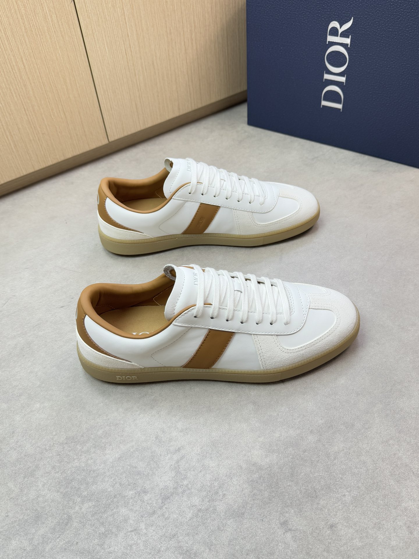 NO:351992,【Dior】Dior - High-end quality Original single casual sports shoes - Upper original Napa calf leather, brand totem cloth, inner air compressor brand logo, shoe tongue. Heel silk screen brand logo - inner water dye cowhide, foot pad; brand canvas - outsole ultra-light TPR rubber; molded sole - ultra-high quality control·fine workmanship highlight (high-end, noble, grade) -Size 39-45 (38,46, custom made)·03858,,dior,dior,cowhide19860909【 Dior】迪奥 -高端品质 原单休闲运动板鞋 -鞋面原版纳帕小牛皮、品牌图腾布匹、内帮空压品牌Logo、鞋舌.后跟丝印品牌logo -内里水染牛皮,垫脚；品牌帆布 -大底超轻TPR橡胶；成型大底 -超高品控·做工精细凸显(高端·贵气·档次) -Size 39-45（38,46,可订做)·03858,,dior,dior,cowhide,Men's shoes