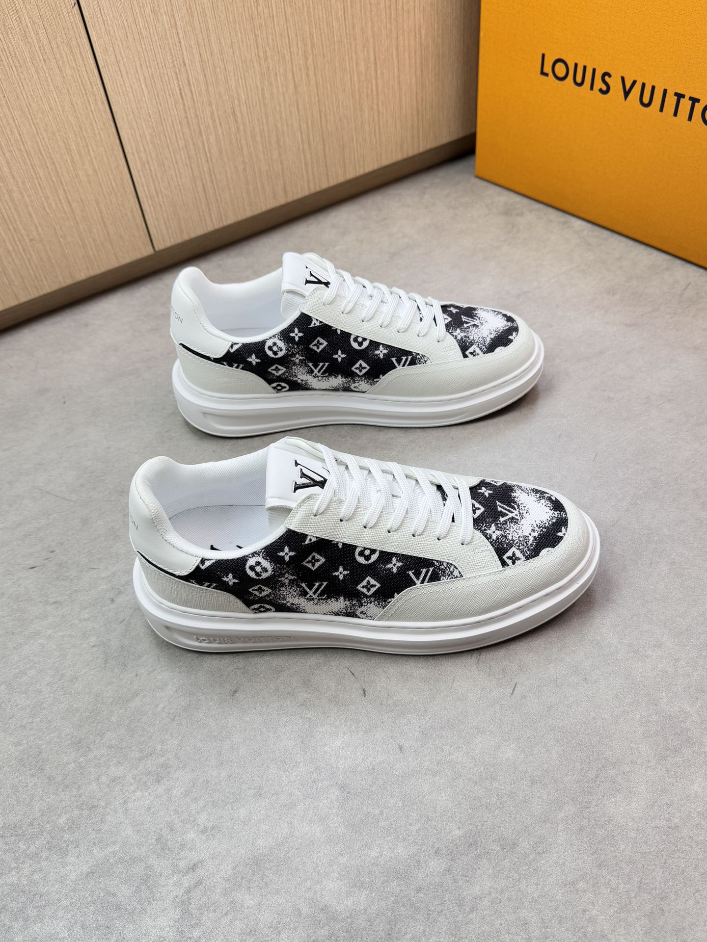 NO:352003,【Louis Vuitton】Louis Vuitton - High-end quality Original single casual sneakers - Upper imported palm print calfskin, brand totem high mercerized canvas, tongue and heel; Silk-printed high Zhoubo brand logo - Neil brand canvas - Outsole ultra-light TPU. Foaming; Formed outsole - Ultra-high quality control · Fine workmanship highlights (high-end, noble, grade) - Size 38-44 (45, custom made)·L0117,,louis vuitton,louis vuitton,sneakers,cowhide19860909【Louis Vuitton】路易威登 -高端品质 原单休闲运动鞋 -鞋面进口手掌纹小牛皮、品牌图腾高丝光帆布、鞋舌.后跟；丝印高周波品牌Logo -内里品牌帆布 -大底超轻TPU.发泡; 成型大底 -超高品控·做工精细凸显(高端·贵气·档次) -Size 38-44（45,可订做)·L0117,,louis vuitton,louis vuitton,sneakers,cowhide,Men's shoes