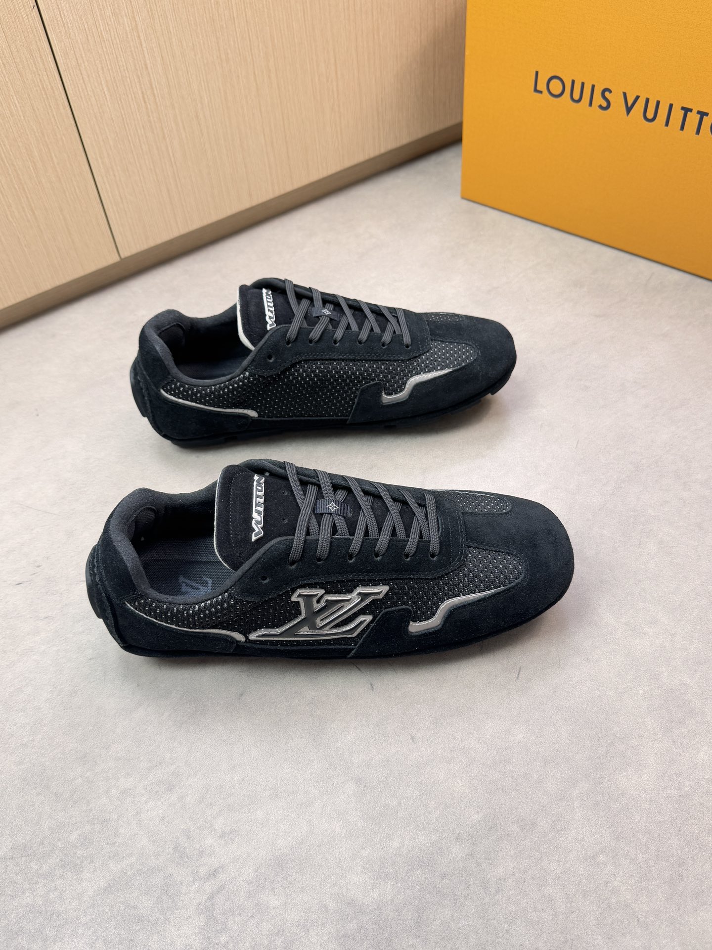 NO:352024,【Louis Vuitton】Louis Vuitton - High-end quality Original single casual sneakers - Upper imported Napa calfskin, reverse velvet calfskin, brand hollow high mercerized canvas, tongue. Injection molded brand logo, shoe body; sewing brand logo totem - Neli brand canvas - Outsole ultra-light TPR. Rubber; Inlaid molded outsole - Ultra-high quality control · Fine workmanship highlight (high-end · noble · grade) -Size 39-44 (38, 45, custom made)·L0920,,louis vuitton,louis vuitton,sneakers,cowhide19860909【Louis Vuitton】路易威登 -高端品质 原单休闲运动鞋 -鞋面进口纳帕小牛皮、反绒小牛皮、品牌镂空高丝光帆布、鞋舌.注塑品牌logo、鞋身；车缝品牌Logo图腾 -内里品牌帆布 -大底超轻TPR.橡胶; 镶嵌成型大底 -超高品控·做工精细凸显(高端·贵气·档次) -Size 39-44（38,45,可订做)·L0920,,louis vuitton,louis vuitton,sneakers,cowhide,Men's shoes