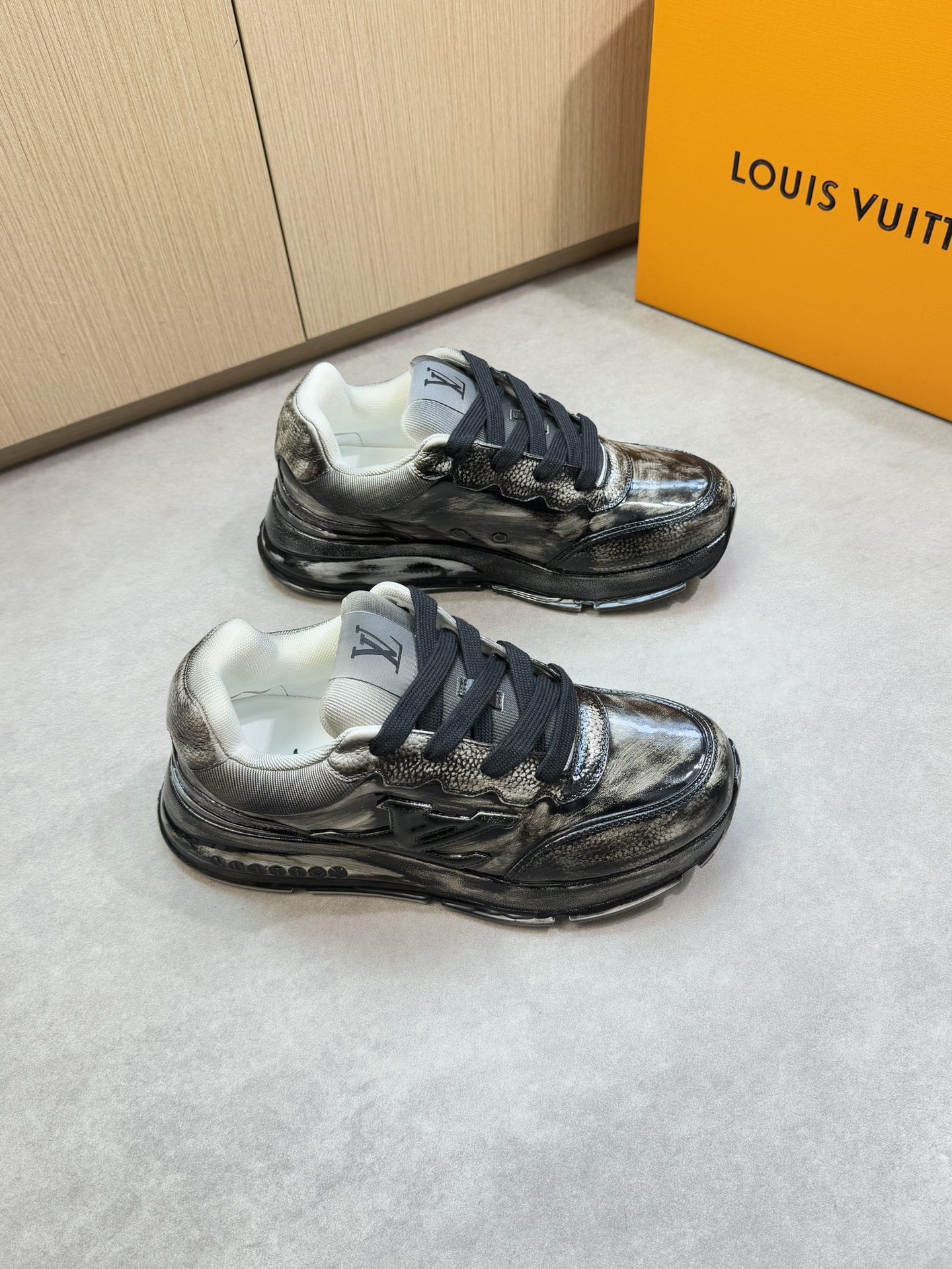 NO:352065,【Louis Vuitton】Louis Vuitton - High-end quality Original single couple outfit Casual sports shoes - Upper Napa calfskin, shoe body sewing brand totem logo, shoe body hand-painted spraying process - Neil brand canvas - Outsole original TPU foaming·rubber; molded outsole - Ultra-high quality control·fine workmanship highlighting (high-end·noble·grade) -Size Women 35-39, men 39-44 (women 35, 40, men 38, 45, can be customized)·L067,,louis vuitton,louis vuitton,sneakers,cowhide19860909【Louis Vuitton】路易威登 -高端品质 原单情侣装 休闲运动鞋 -鞋面纳帕小牛皮、鞋身车缝品牌图腾标识、鞋身手绘喷涂工艺 -内里品牌帆布 -大底原版TPU发泡·橡胶；成型大底 -超高品控·做工精细凸显(高端·贵气·档次) -Size 女35-39,男39-44（女35、40、男38、45,可订做)·L067,,louis vuitton,louis vuitton,sneakers,cowhide,Men's shoes