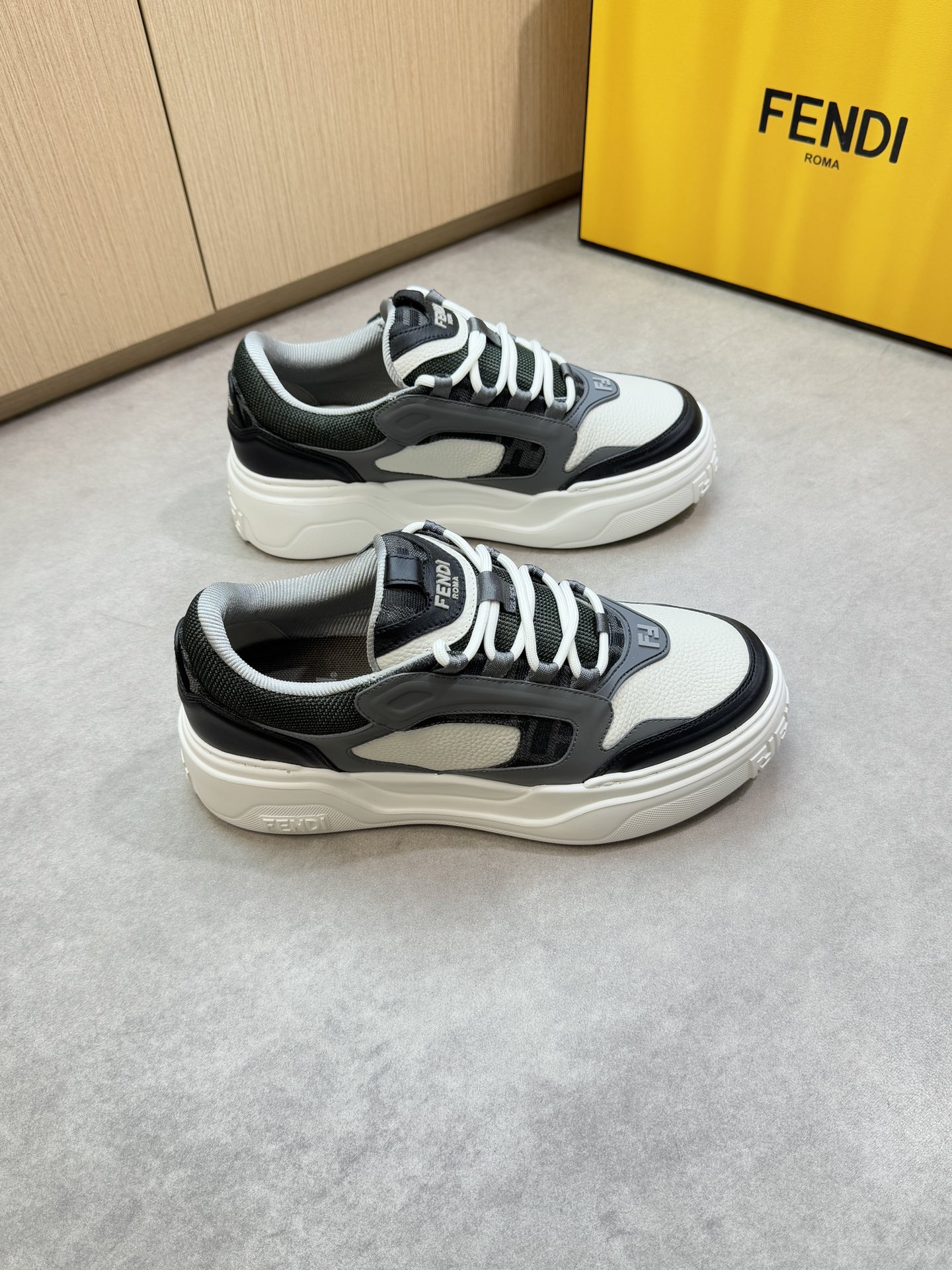 NO:352087,【FENDI】Fendi - High-end quality Original single casual sneakers - Upper imported Napa calfskin, lychee calfskin, preferred brand totem cloth, tongue. Heel; injection molding brand logo plastic module - inner brand canvas - outsole ultra-light TPR foaming·rubber; molded outsole - ultra-high quality control·fine workmanship highlighting (high-end·noble·grade) worth owning -Size 39-44 (38,45, custom made)·F0385,,fendi,fendi,sneakers,cowhide19860909【 FENDI】芬迪 -高端品质 原单休闲运动鞋 -鞋面进口纳帕小牛皮、荔纹小牛皮、优选品牌图腾布匹、鞋舌.后跟；注塑品牌logo塑胶模块 -内里品牌帆布 -大底超轻TPR发泡·橡胶；成型大底 -超高品控·做工精细凸显(高端·贵气·档次)值得拥有 -Size 39-44（38,45,可订做)·F0385,,fendi,fendi,sneakers,cowhide,Men's shoes