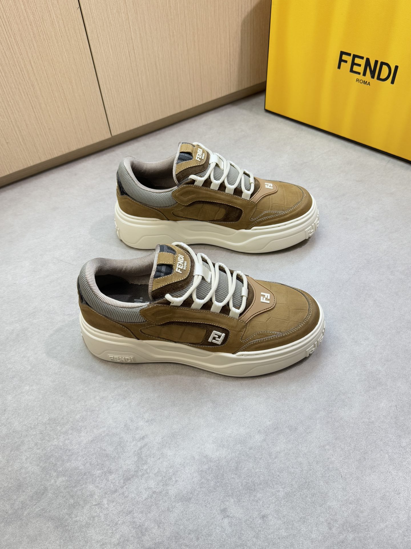 NO:352109,【FENDI】Fendi - High-end quality original single casual sports shoes - imported frosted stone calfskin on the upper, embroidered brand totem, preferred brand totem cloth, tongue. Heel; injection molding brand logo plastic module - inner brand canvas - outsole ultra-light TPR foaming·rubber; molded outsole - ultra-high quality control·fine workmanship highlighting (high-end·noble·grade) worth owning -Size 39-44 (38,45, custom made)·F0385,,fendi,fendi,sneakers,cowhide19860909【 FENDI】芬迪 -高端品质 原单休闲运动鞋 -鞋面进口磨砂石头纹小牛皮、鞋身刺绣品牌图腾、优选品牌图腾布匹、鞋舌.后跟；注塑品牌logo塑胶模块 -内里品牌帆布 -大底超轻TPR发泡·橡胶；成型大底 -超高品控·做工精细凸显(高端·贵气·档次)值得拥有 -Size 39-44（38,45,可订做)·F0385,,fendi,fendi,sneakers,cowhide,Men's shoes