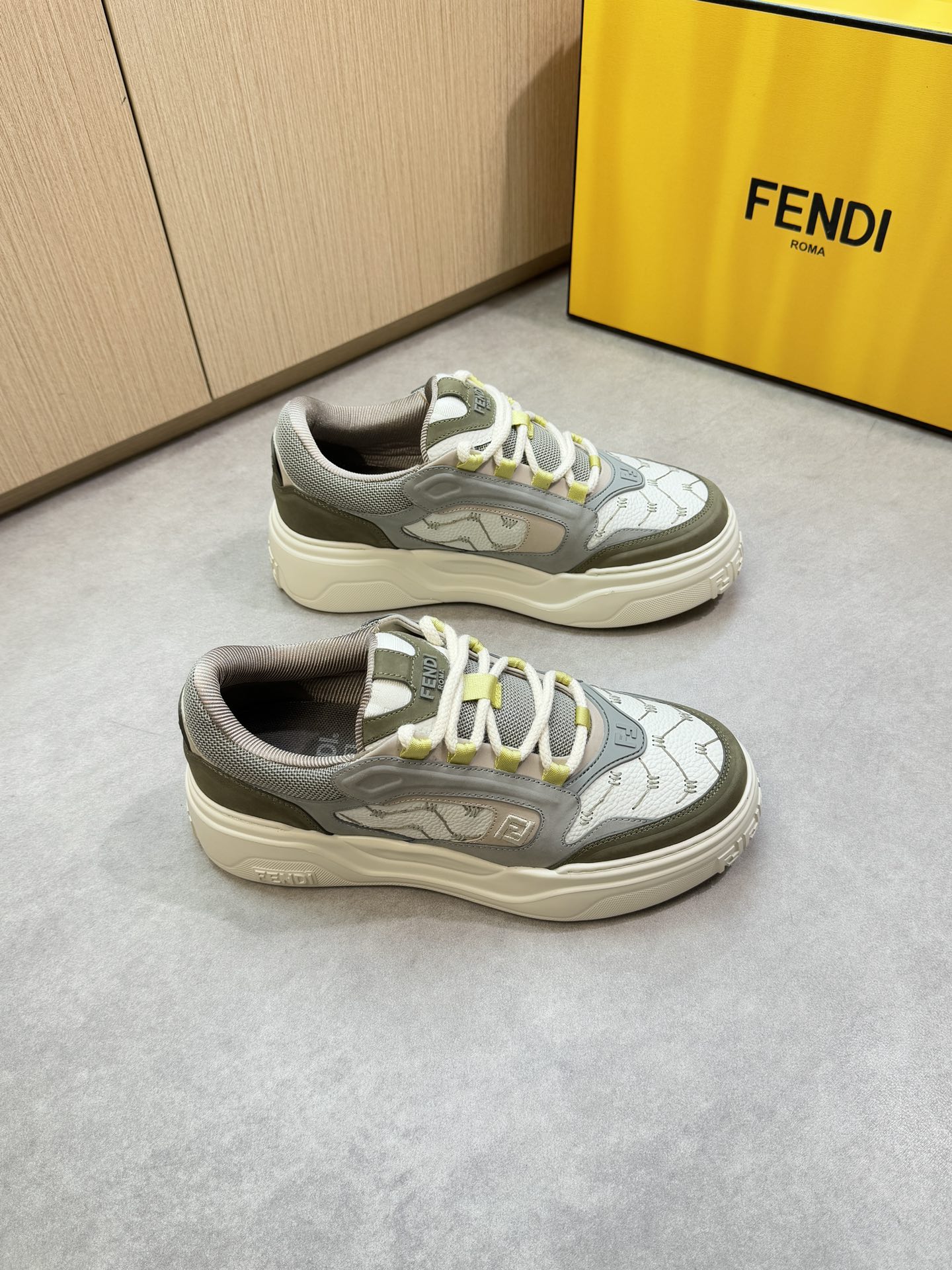 NO:352129,【FENDI】Fendi - High-end quality original single casual sneakers - Upper imported Napa calfskin, lychee calfskin, shoe body embroidery brand totem, preferred brand totem cloth, tongue. Heel; injection molding brand logo plastic module - inner brand canvas - outsole ultra-light TPR foaming·rubber; molded outsole - ultra-high quality control·fine workmanship highlighting (high-end·noble·grade) worth owning -Size 39-44 (38,45, custom made)·F0385,,fendi,fendi,sneakers,cowhide19860909【 FENDI】芬迪 -高端品质 原单休闲运动鞋 -鞋面进口纳帕小牛皮、荔纹小牛皮、鞋身刺绣品牌图腾、优选品牌图腾布匹、鞋舌.后跟；注塑品牌logo塑胶模块 -内里品牌帆布 -大底超轻TPR发泡·橡胶；成型大底 -超高品控·做工精细凸显(高端·贵气·档次)值得拥有 -Size 39-44（38,45,可订做)·F0385,,fendi,fendi,sneakers,cowhide,Men's shoes