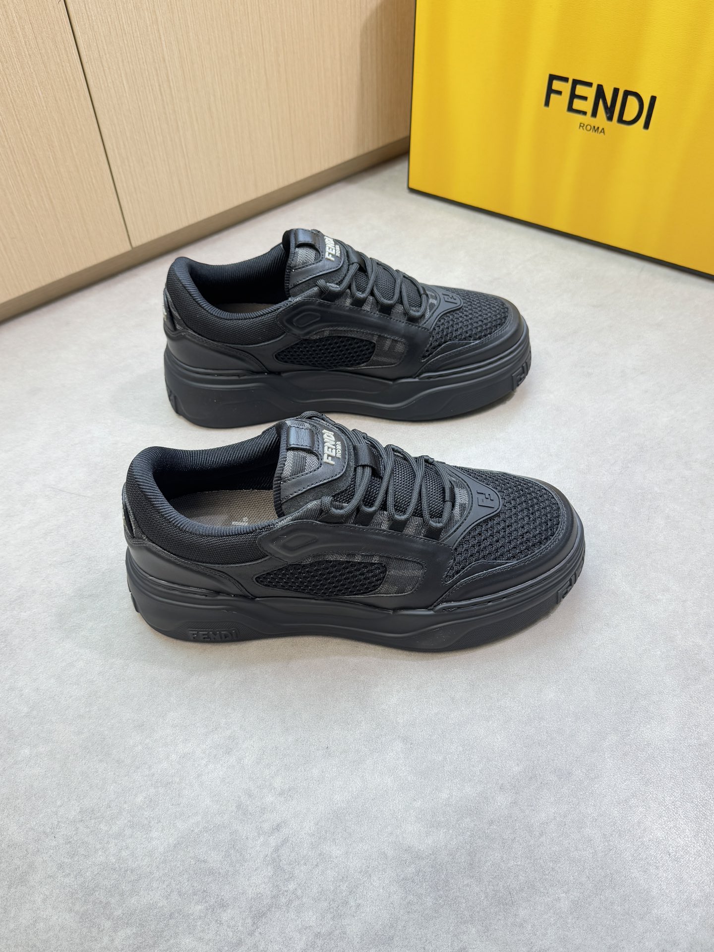 NO:352148,【FENDI】Fendi - High-end quality Original single casual sneakers - Upper imported Napa calfskin, preferred brand hollow mesh canvas, tongue. Heel; injection molding brand logo plastic module - inner brand canvas - outsole ultralight TPR foaming·rubber; molded outsole - ultra high quality control·fine workmanship highlighting (high-end·noble·grade) worth owning -Size 39-44 (38,45, custom made)·F0385,,fendi,fendi,sneakers,cowhide19860909【 FENDI】芬迪 -高端品质 原单休闲运动鞋 -鞋面进口纳帕小牛皮、优选品牌镂空网帆布、鞋舌.后跟；注塑品牌logo塑胶模块 -内里品牌帆布 -大底超轻TPR发泡·橡胶；成型大底 -超高品控·做工精细凸显(高端·贵气·档次)值得拥有 -Size 39-44（38,45,可订做)·F0385,,fendi,fendi,sneakers,cowhide,Men's shoes